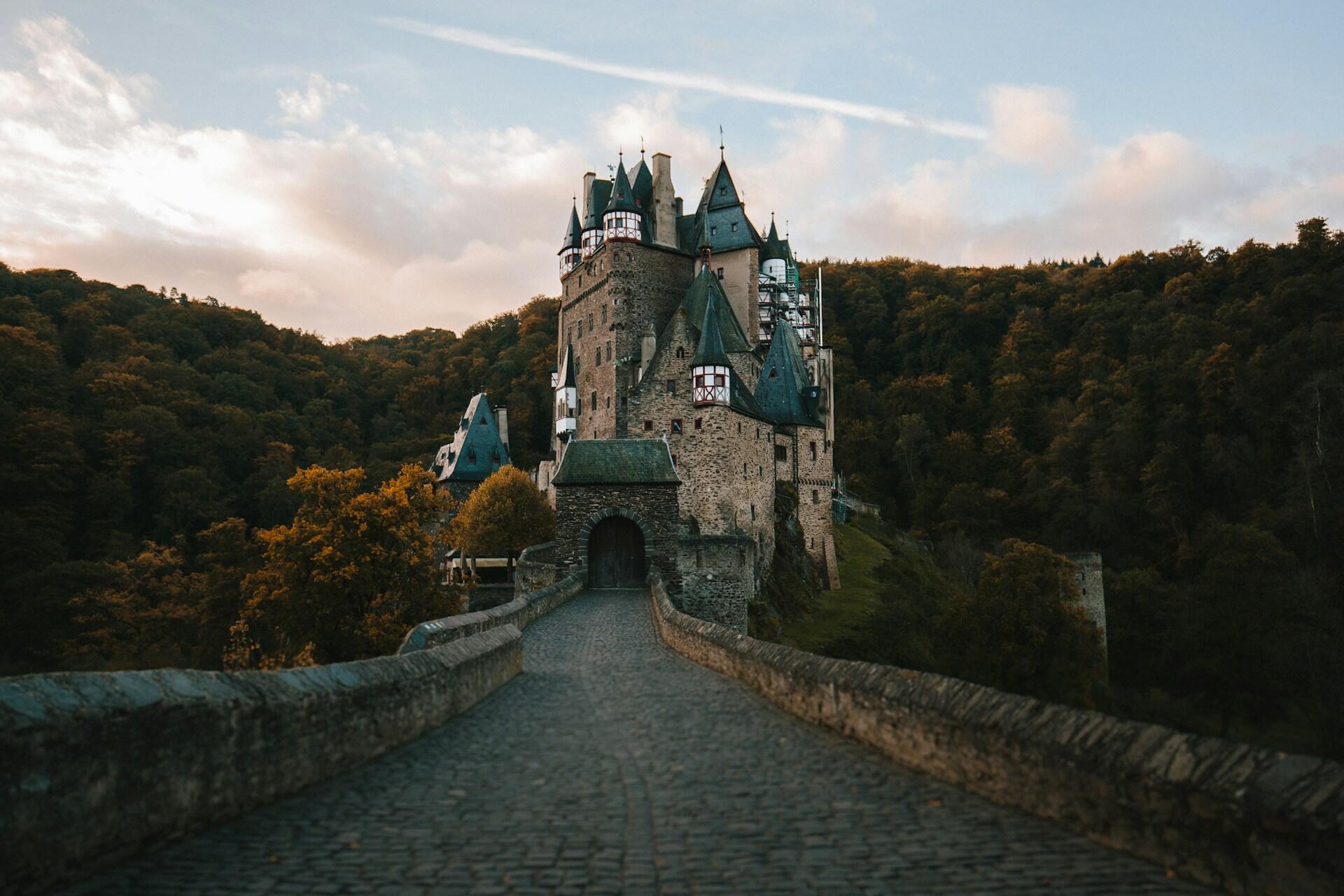Wierschem, Niemcy, most do zamku Eltz.