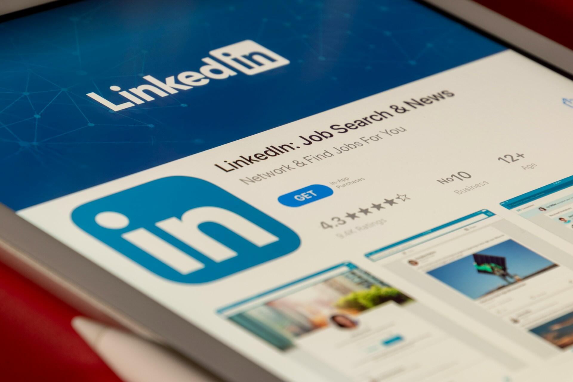 Wyświetlacz z aplikacją LinkedIn do pobrania. Unsplash: Souvik Banerjee