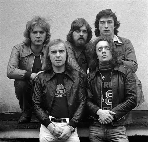 Budka Suflera na czarno-białym zdjęciu