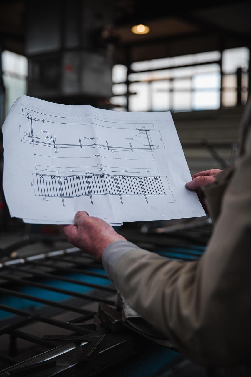 Człowiek trzymający projekt z wykresami