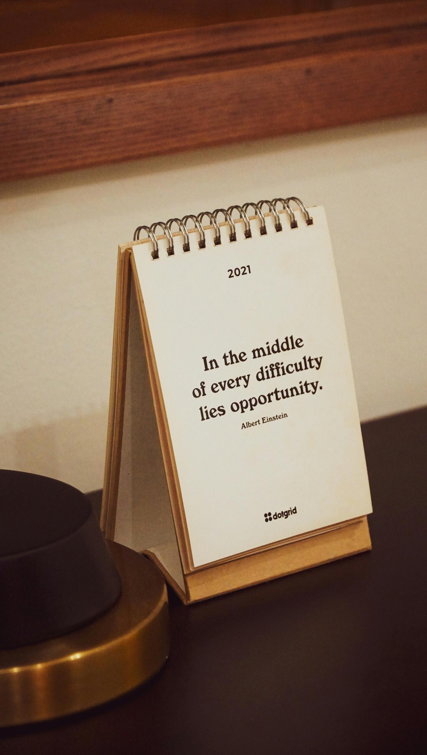 Cytat Alberta Einstein'a na bloczku stojącym na biurku: In the middle of every difficulty lies opportunity.