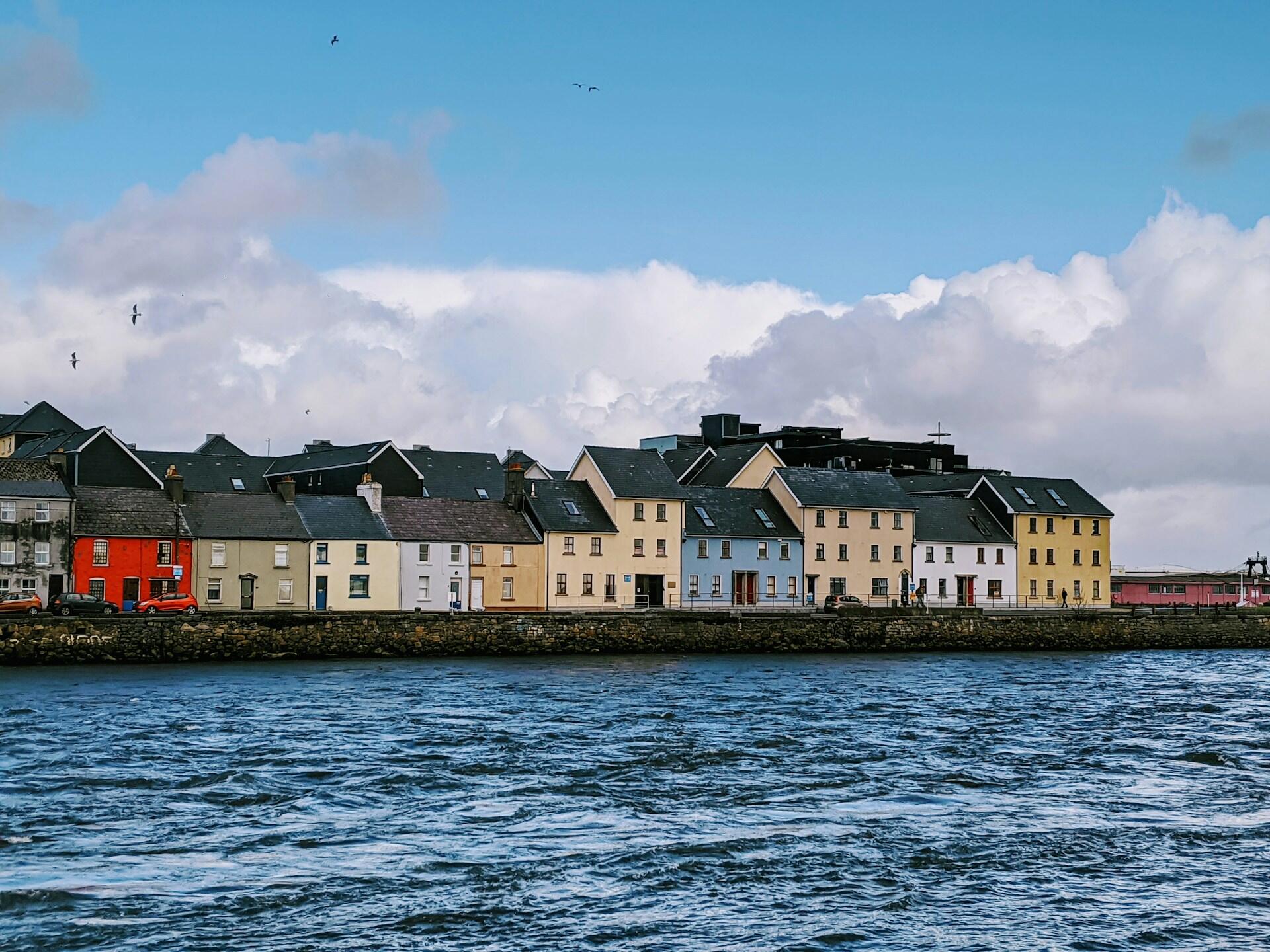 Miasto Galway - rząd wielobarwnych domów nad brzegiem morza.