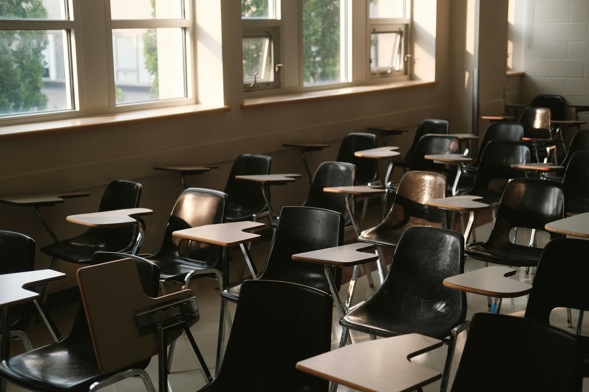 sala w szkole z krzesełkami przygotowana do egzaminu maturalnego