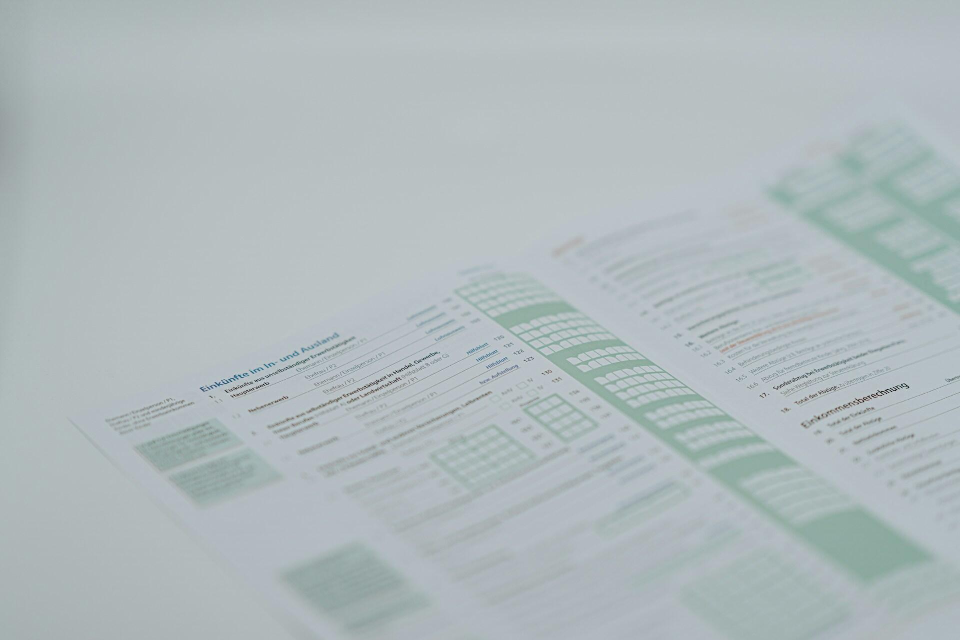 Arkusz z testami do nauki. Unsplash: Claudio Schwarz