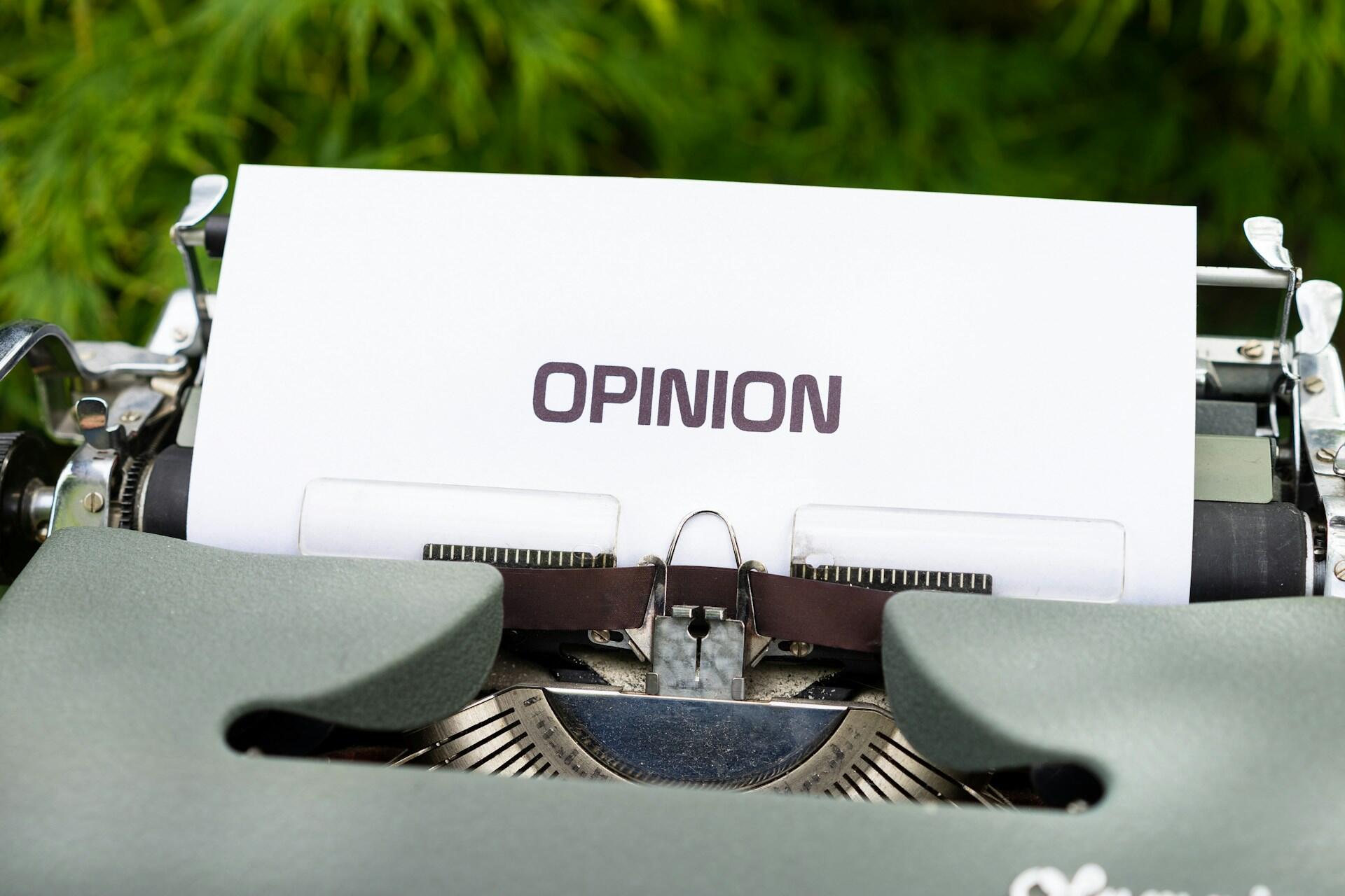 Maszyna do pisania z białą kartką ze słowem Opinion. Unsplash: Markus Winkler