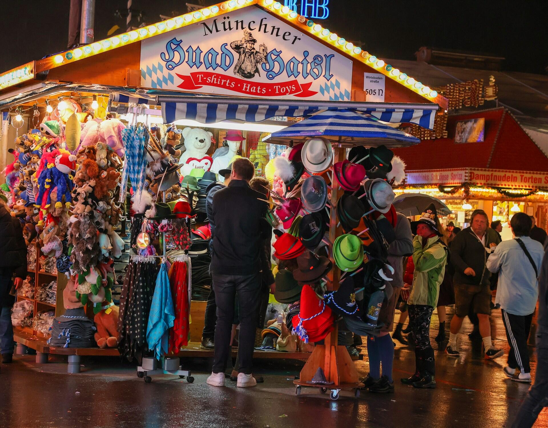 Stoisko na targach podczas Oktoberfest w Monachium w Niemczech. Unsplash: Kimia