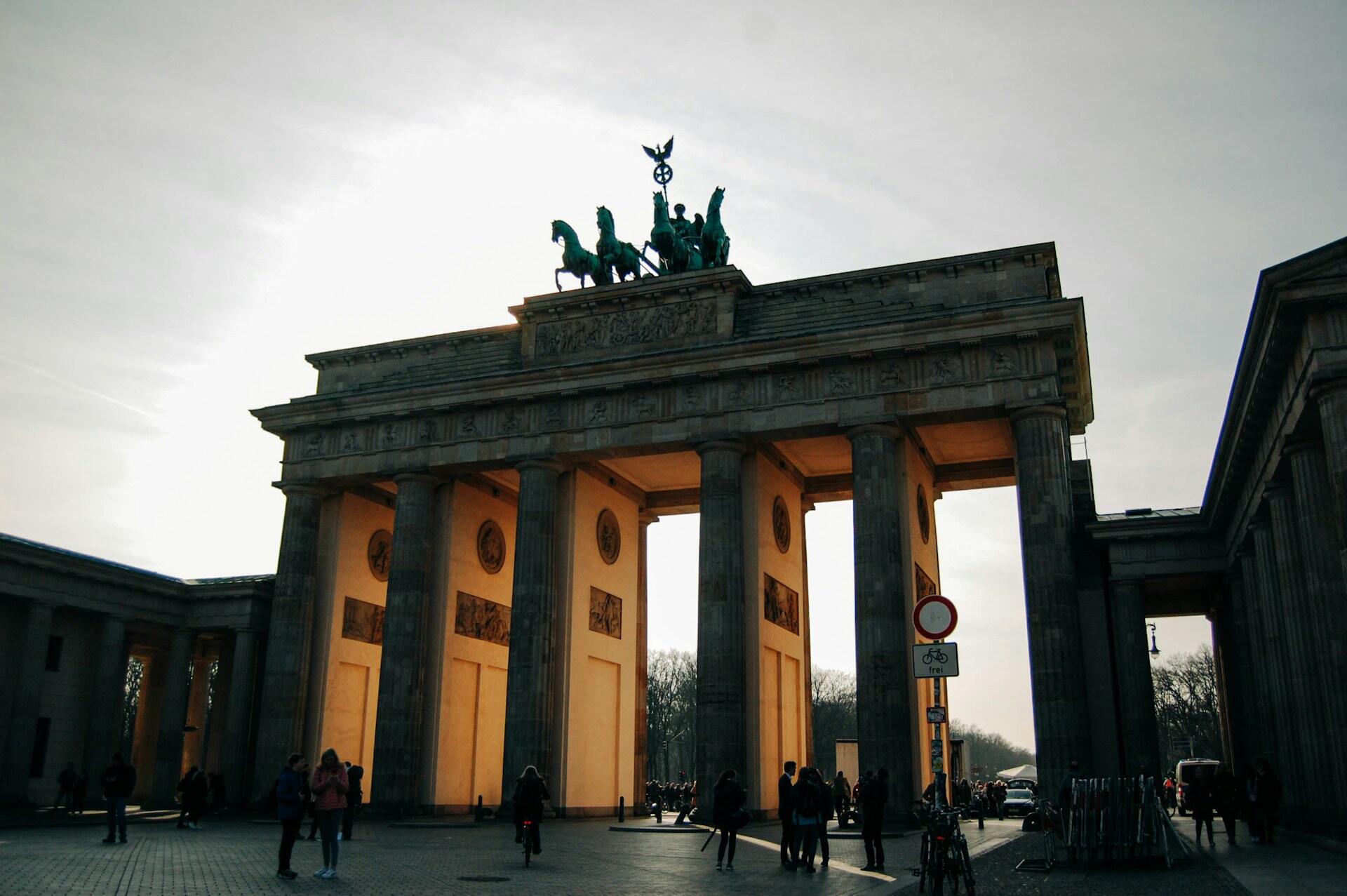 Brama Brandenburska w Berlinie o zmierzchu. Unsplash: Lexi Laginess
