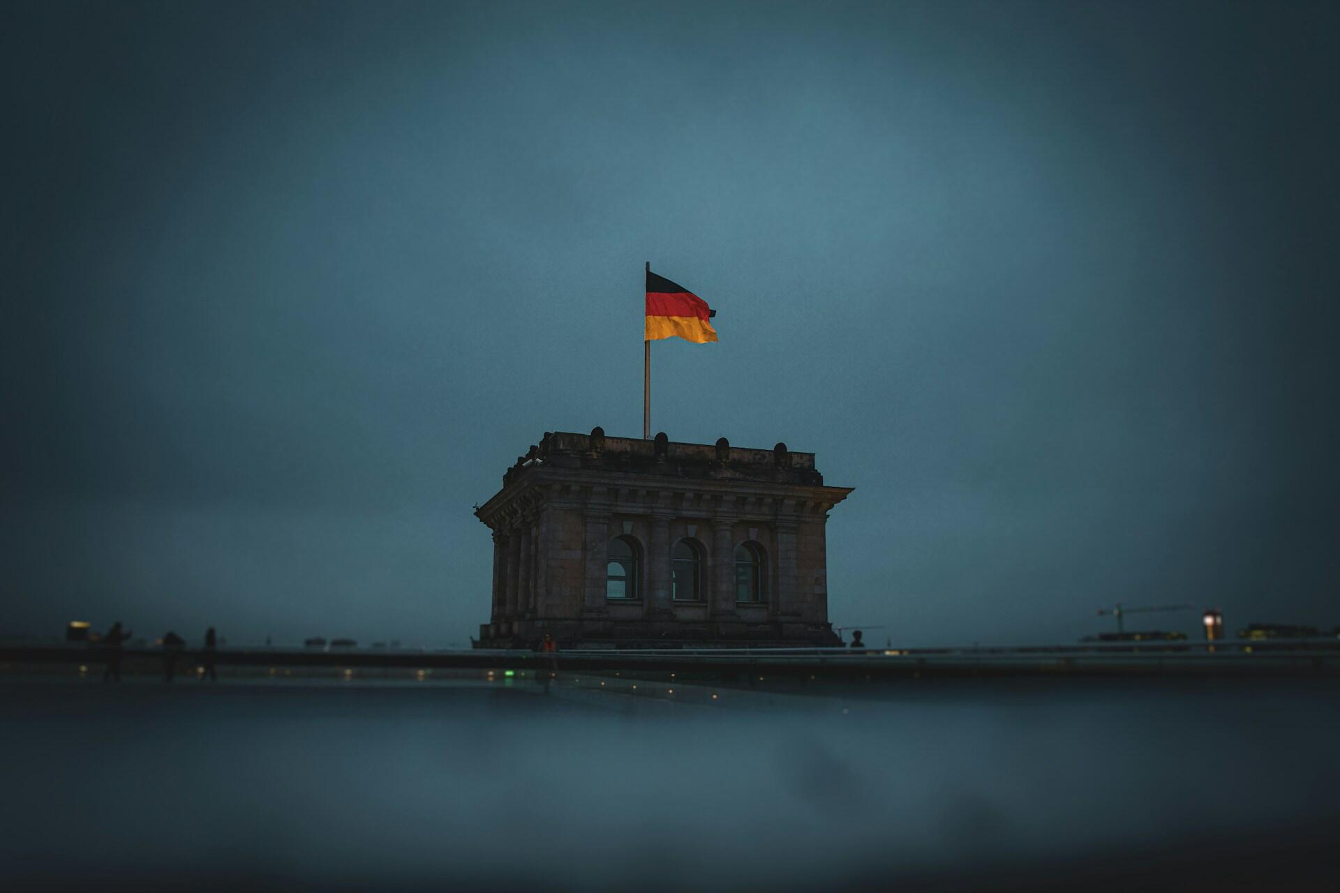 Niemiecka flaga na budynku Reichstagu w Berlinie.
