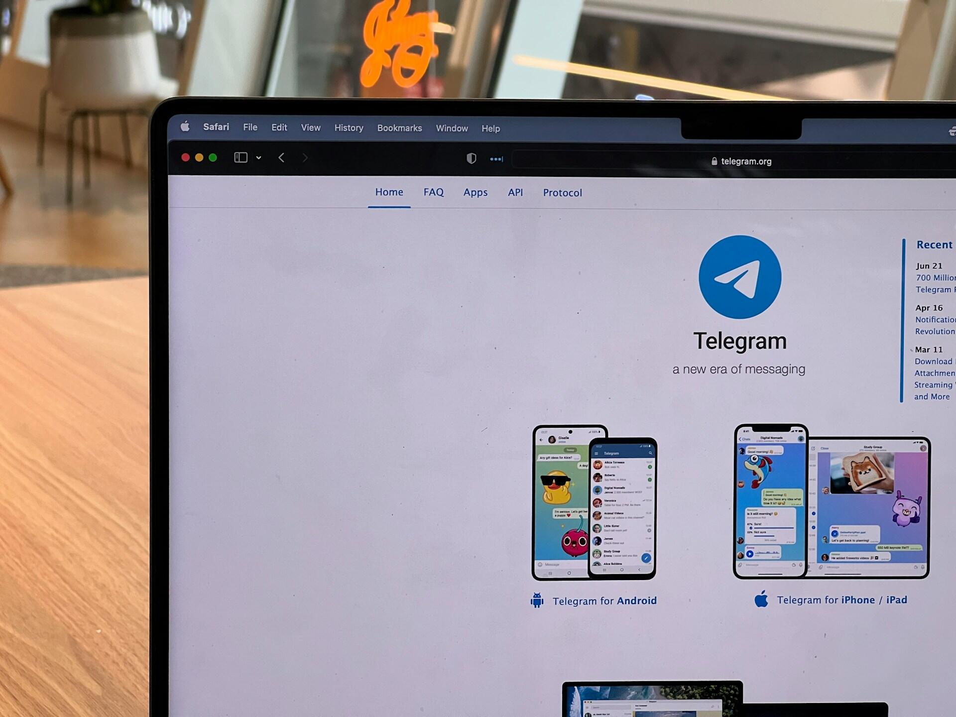 Ekran laptopa Apple ze stroną startową aplikacji Telegram. Unsplash: Oberon Copeland @veryinformed.com