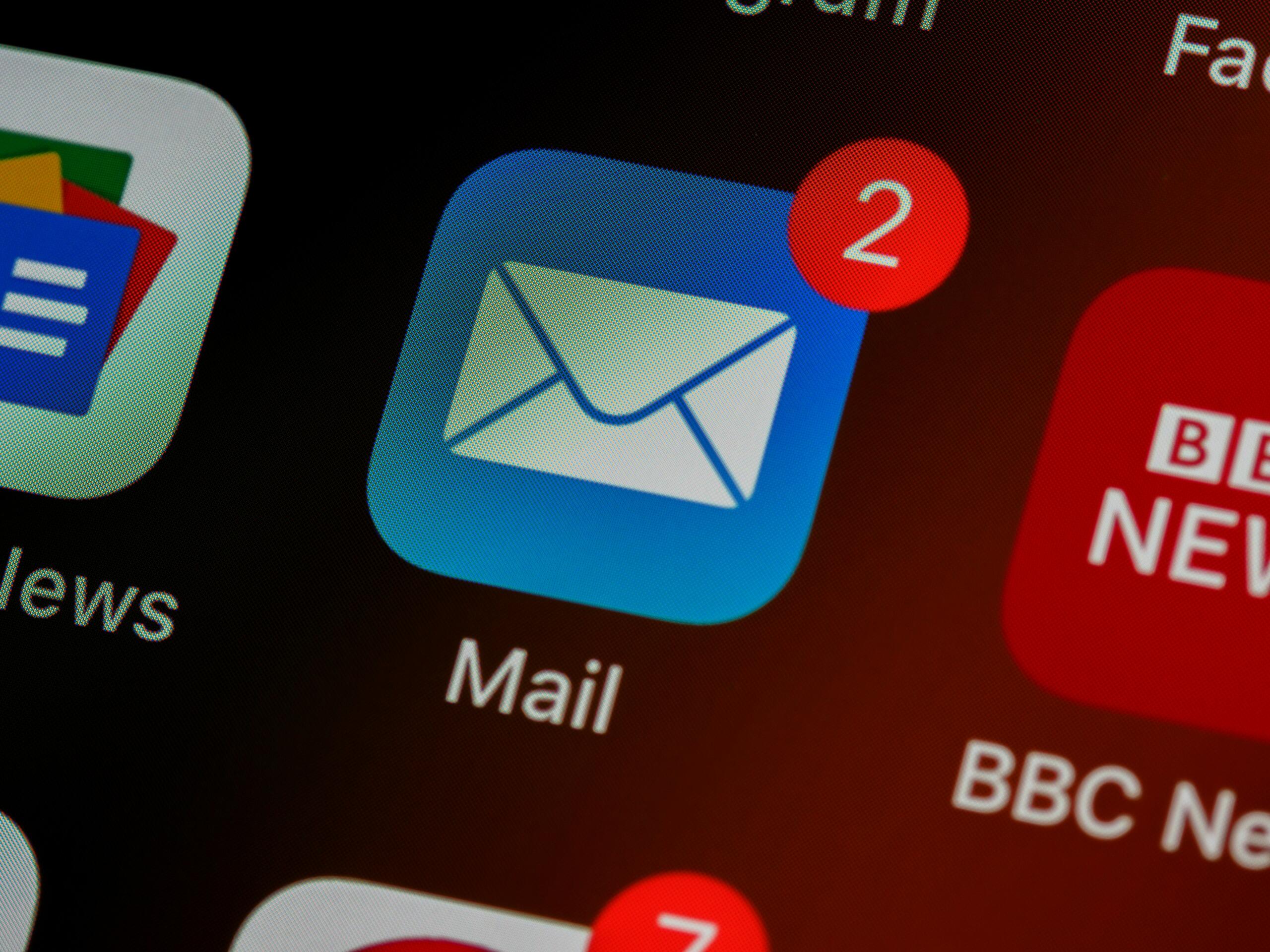 Print screen z wyświetlacza iPhone z ikoną poczty e-mail z dwiema nieotworzonymi wiadomościami. Unsplash: Brett Jordan