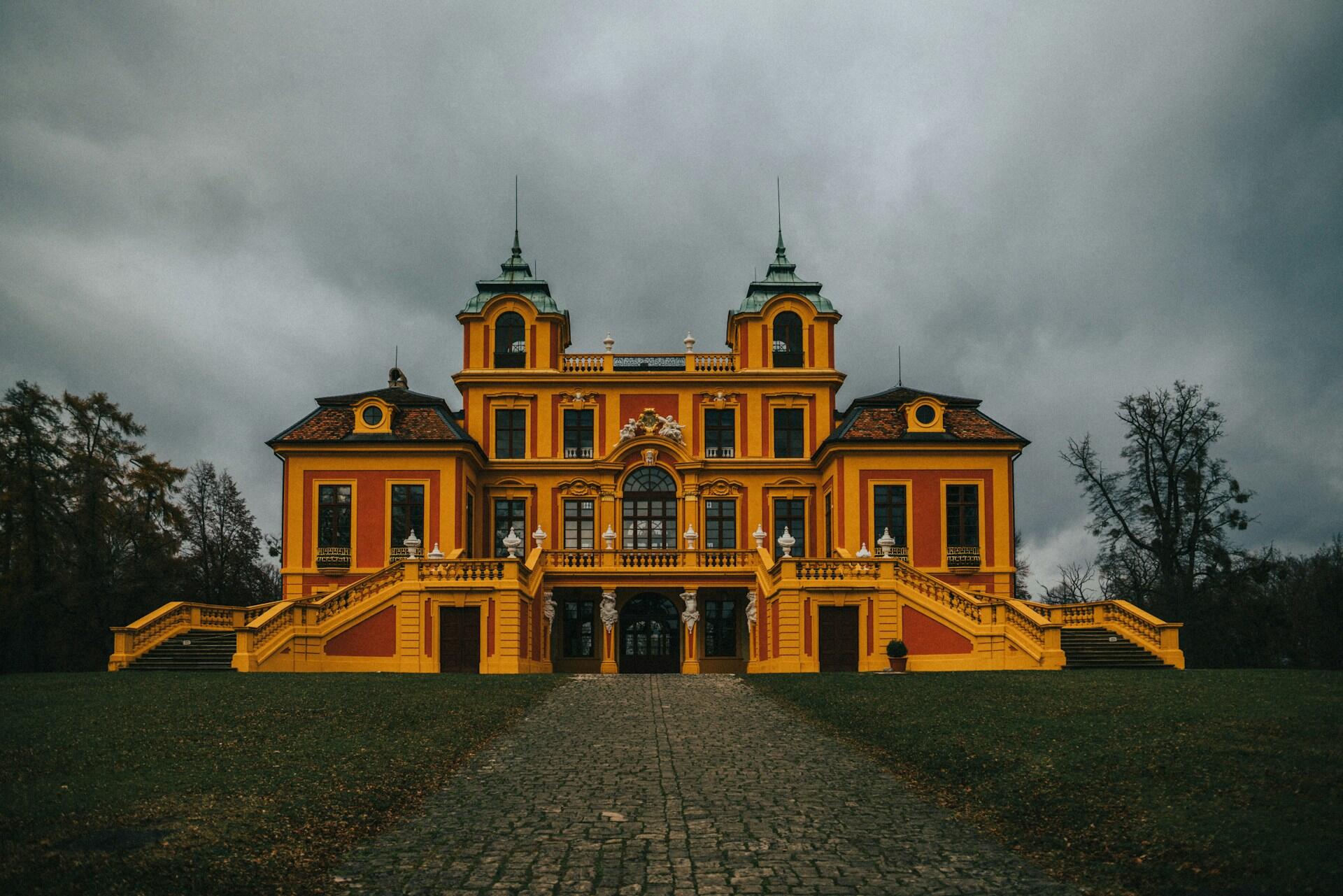 Pałac stojący w parku w Ludwigsburgu na tle deszczowych chmur. Unsplash: Marcel Strauß