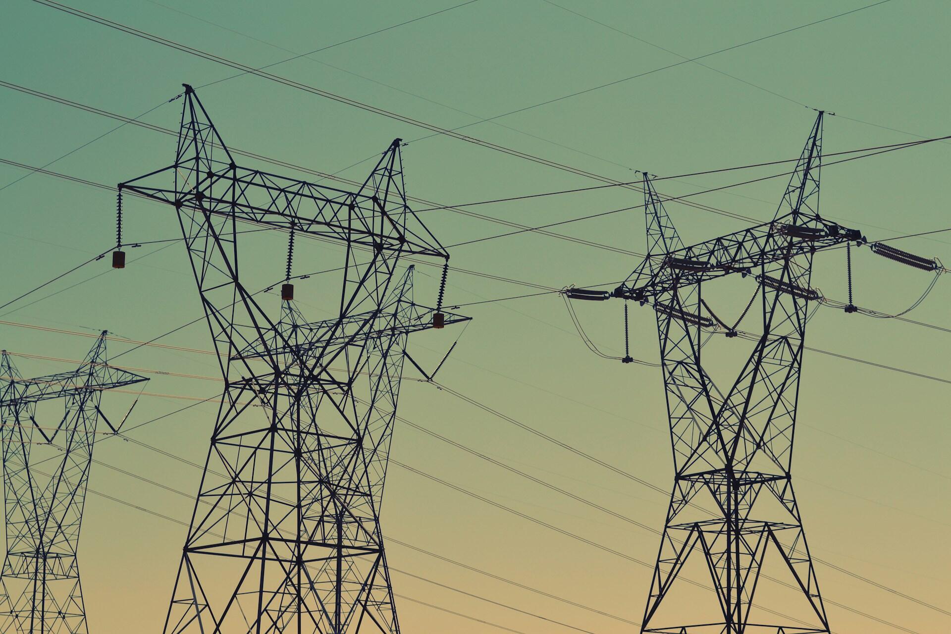 słupy wysokiego napięcia (kratownicowe Słupy elektroenergetyczne) połączone siecią przewodów napowietrznych.