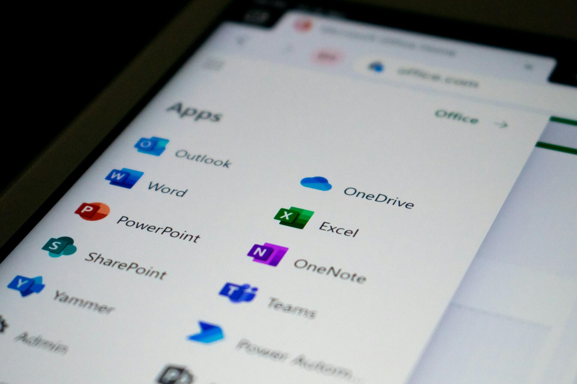 Ekran komputera z wyświetlonym menu z ikonkami programów Microsoft, w tym Excel.