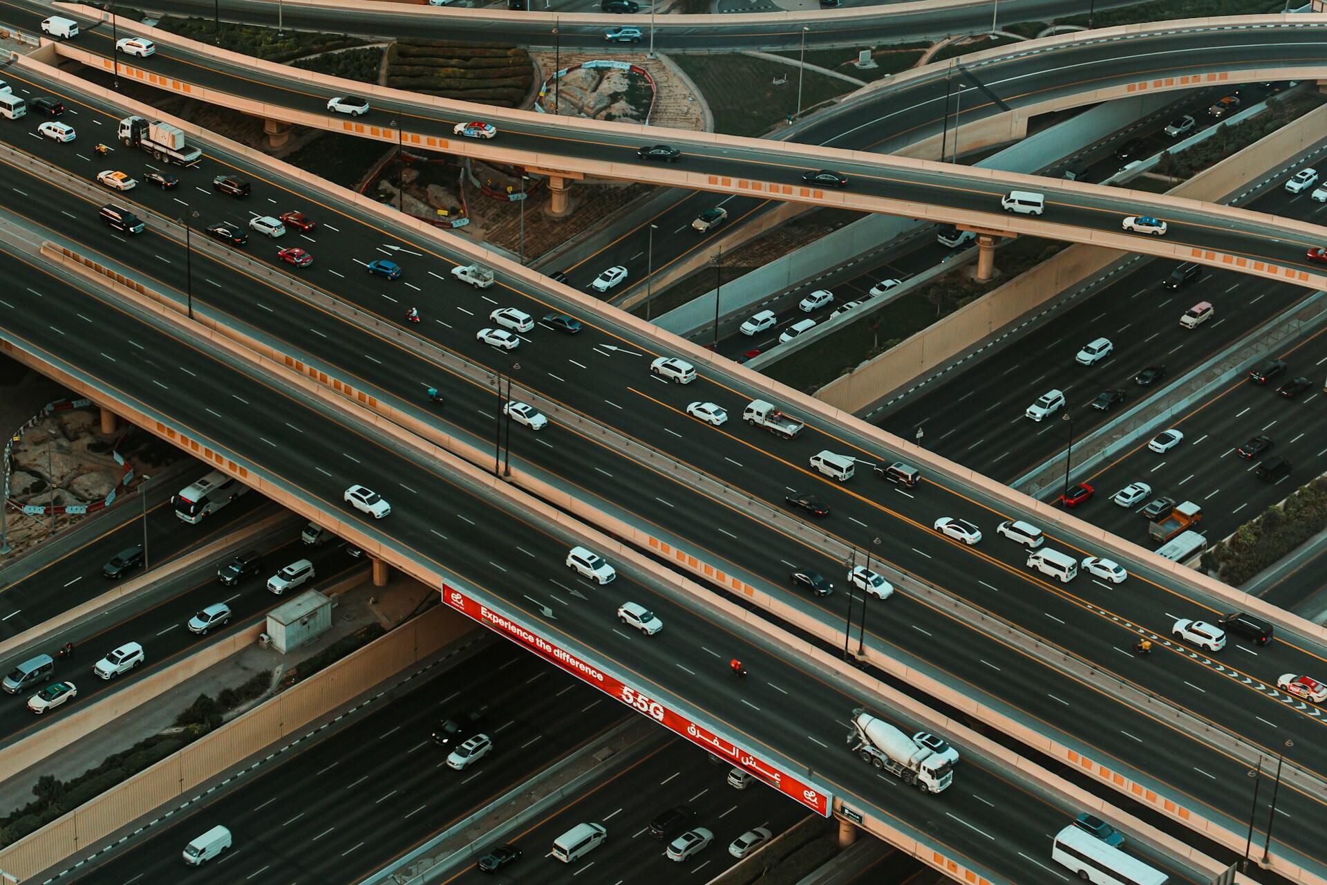 Wielopoziomowa autostrada, po której jeżdżą samochody