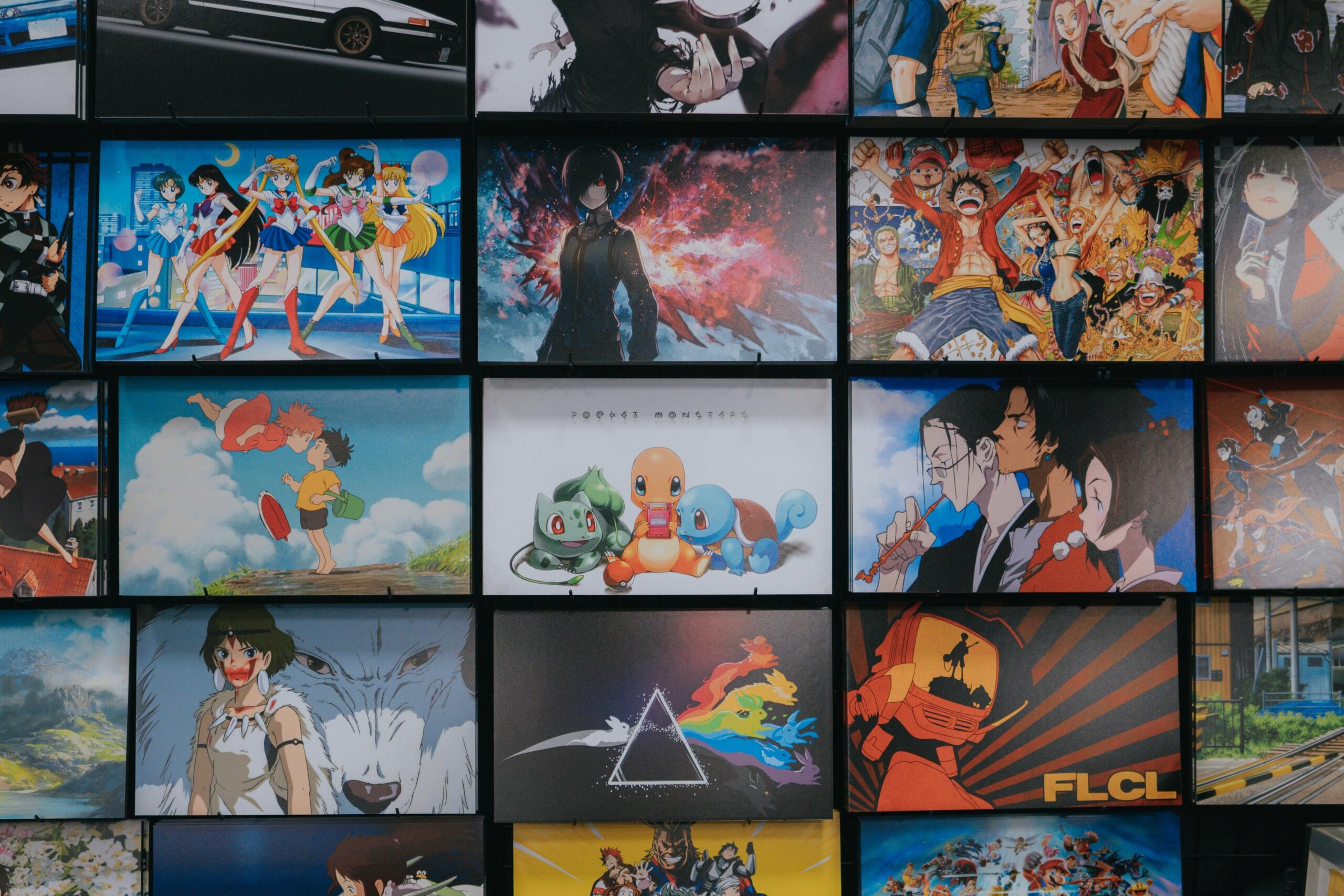 Kolaż ekranów z popularnymi postaciami i scenami z anime, przedstawiający różne style japońskiej animacji.
