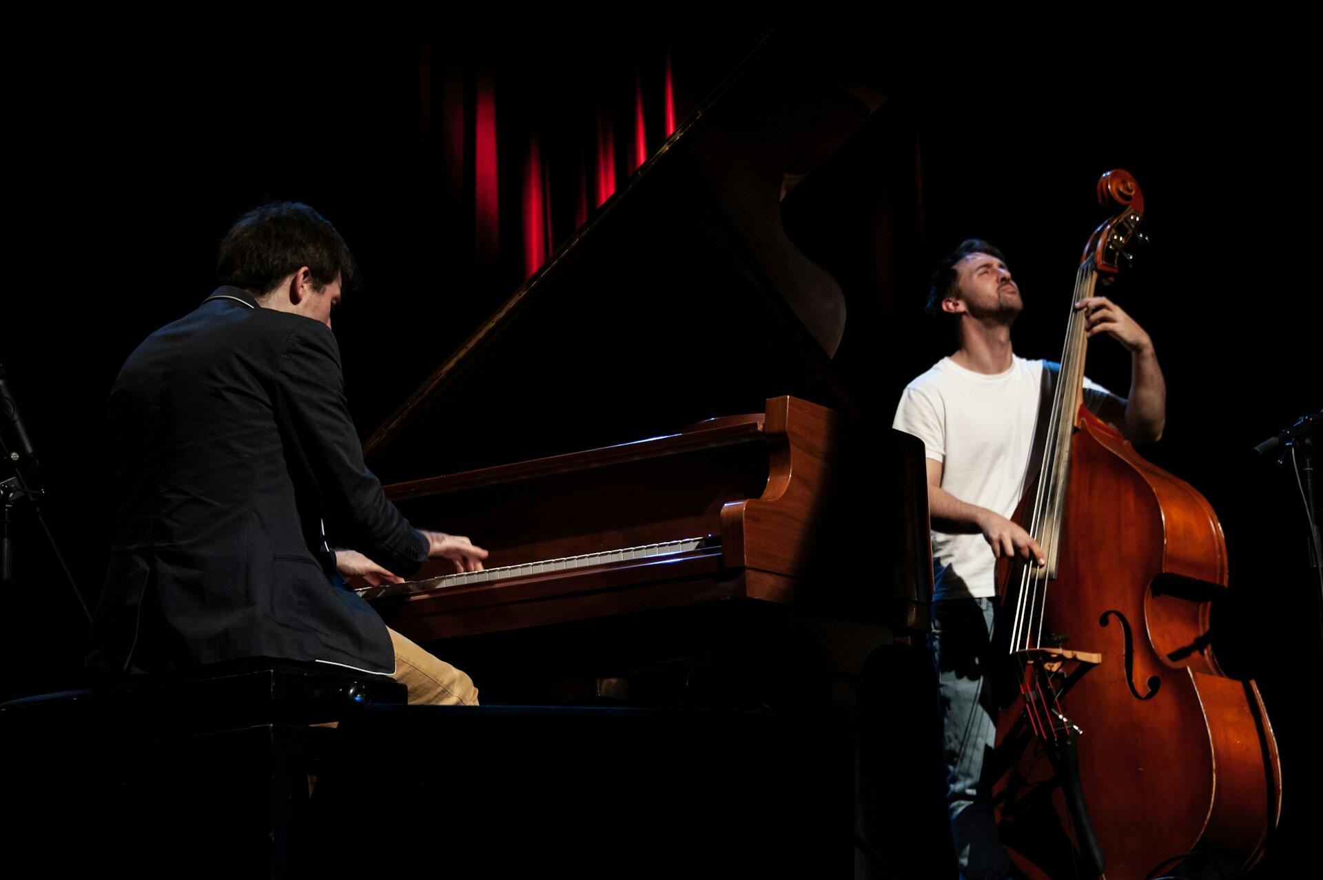 Duet muzyków - pianista i kontrabasista - występujących na scenie w kameralnej, koncertowej oprawie