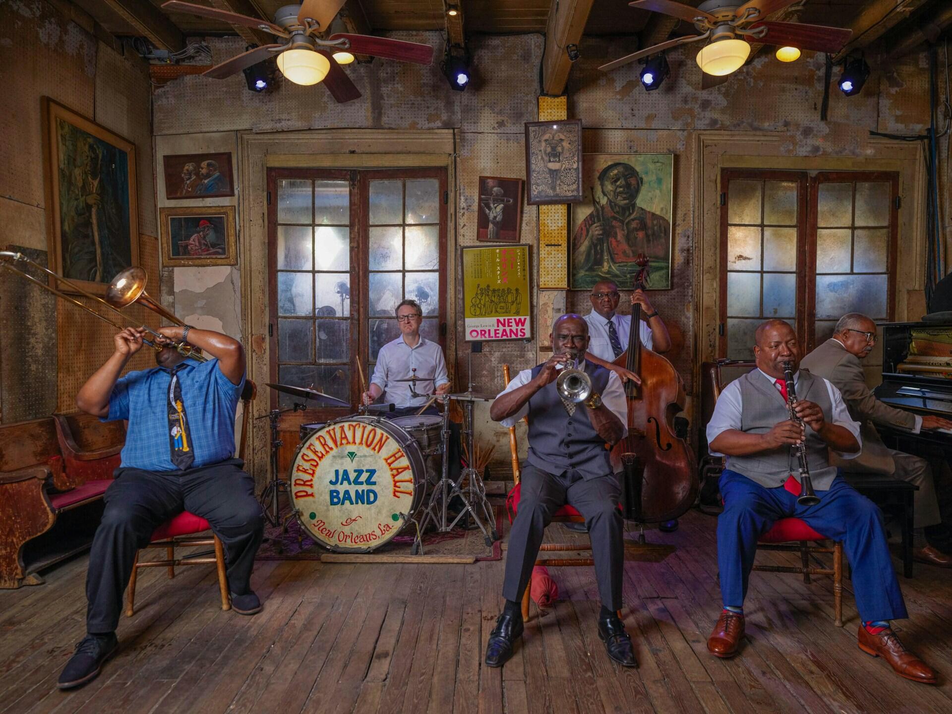 Występ słynnego zespołu Preservation Hall Jazz Band w charakterystycznej, zabytkowej sali w Nowym Orleanie.