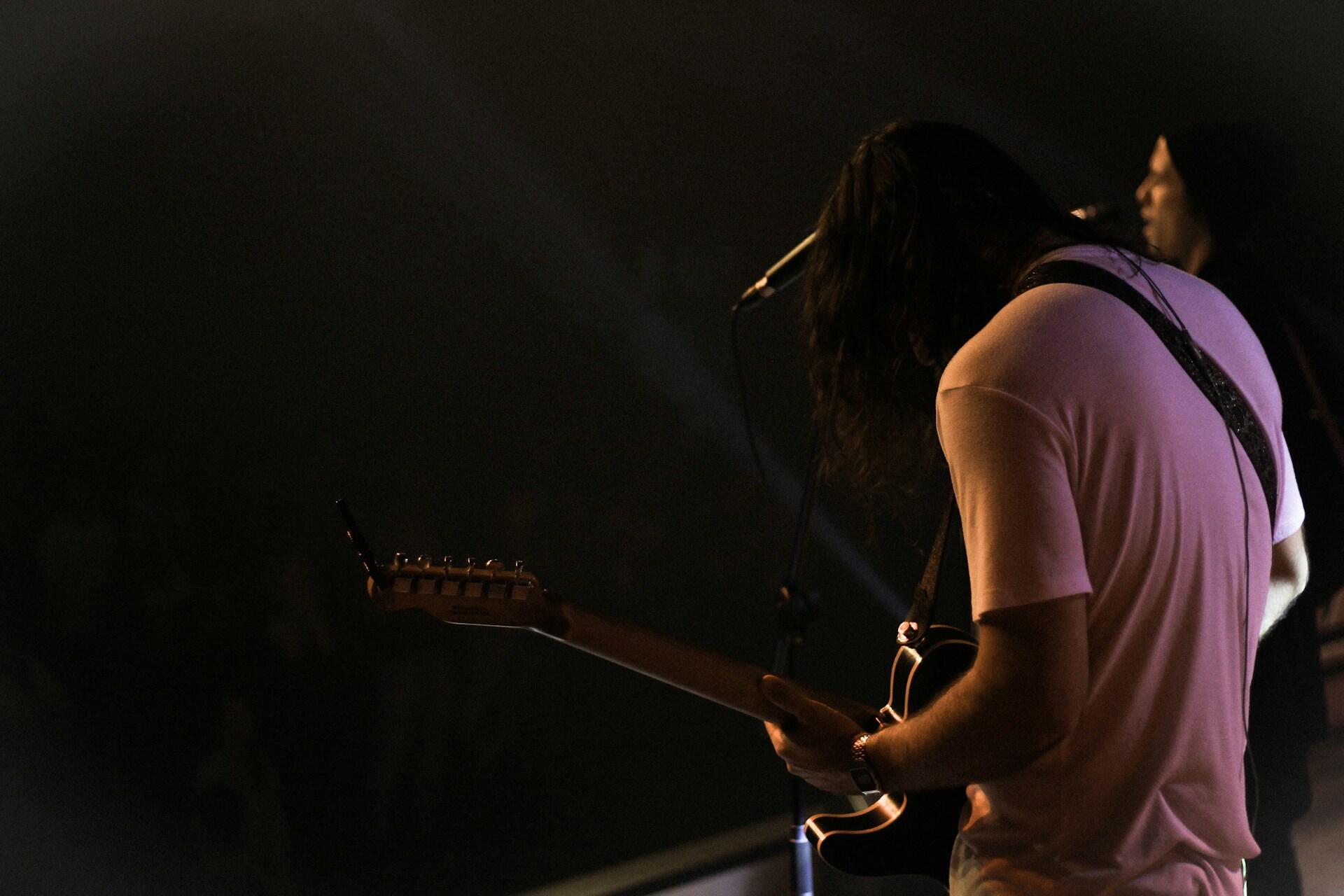 pessoa a tocar guitarra