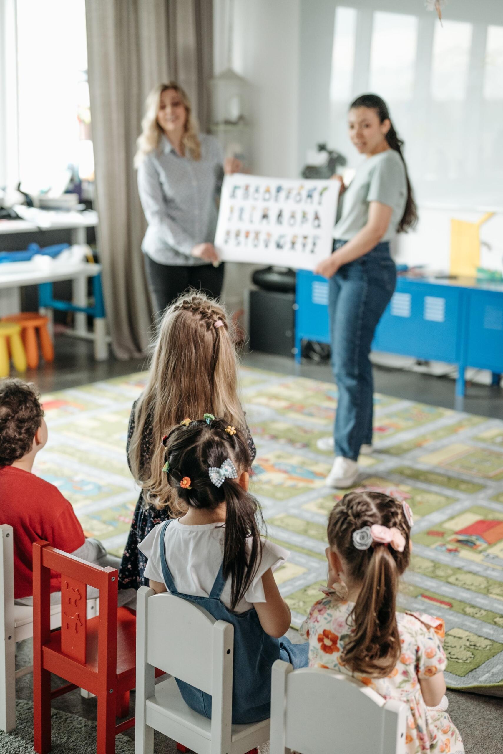 várias crianças em sala de aula