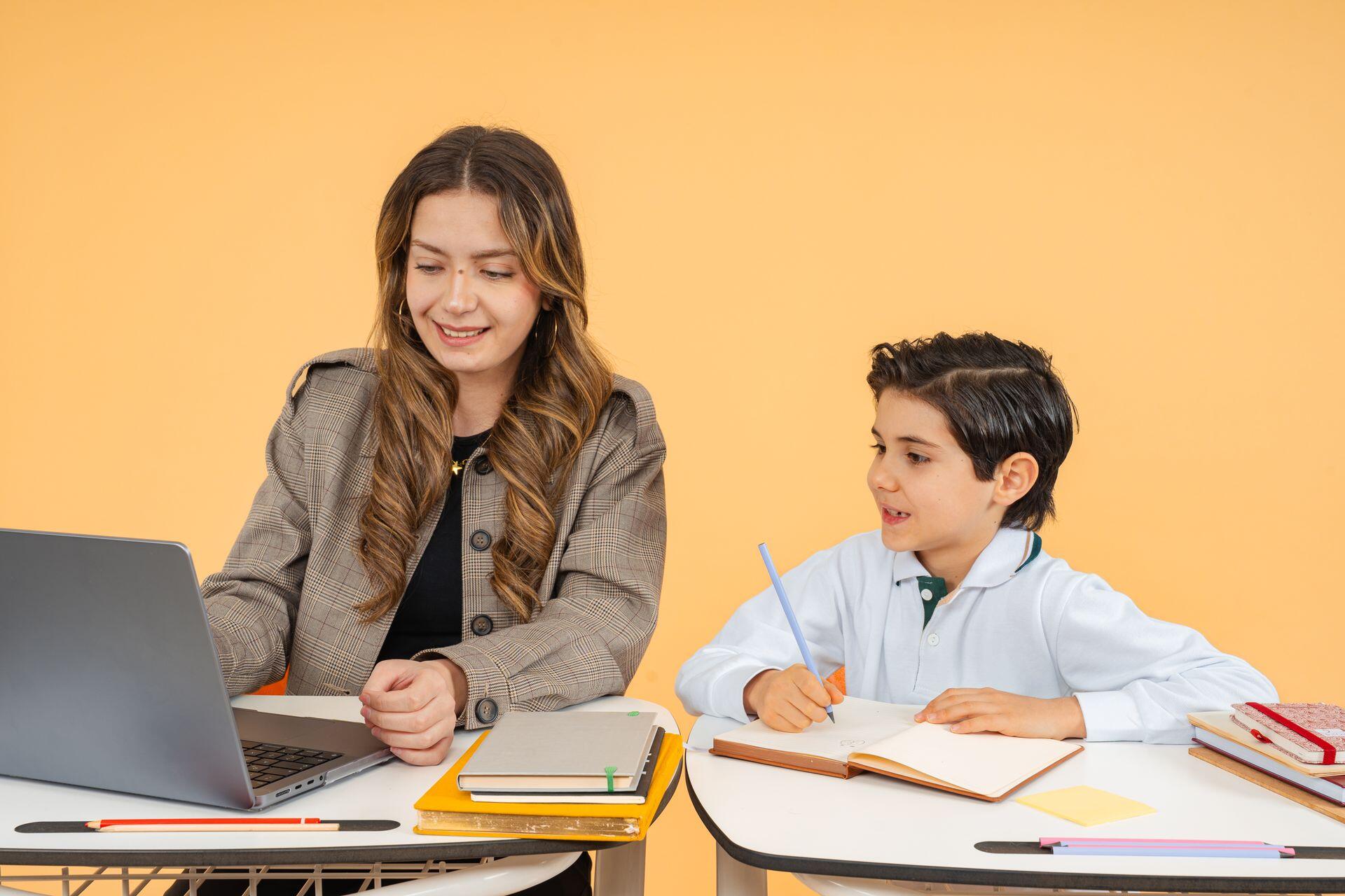 jovem aluno e professora com computador