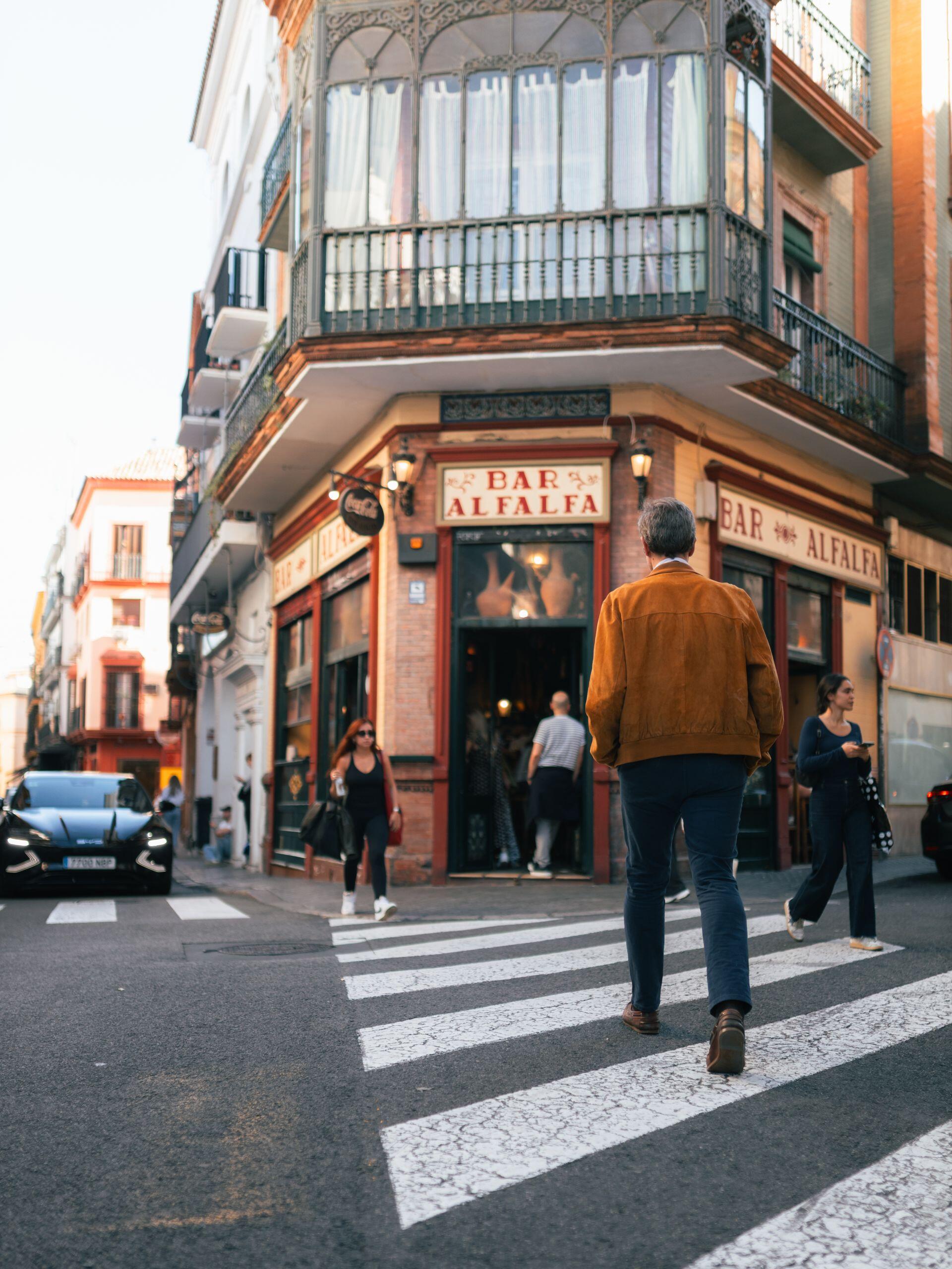 várias pessoas na rua em frente a um bar
