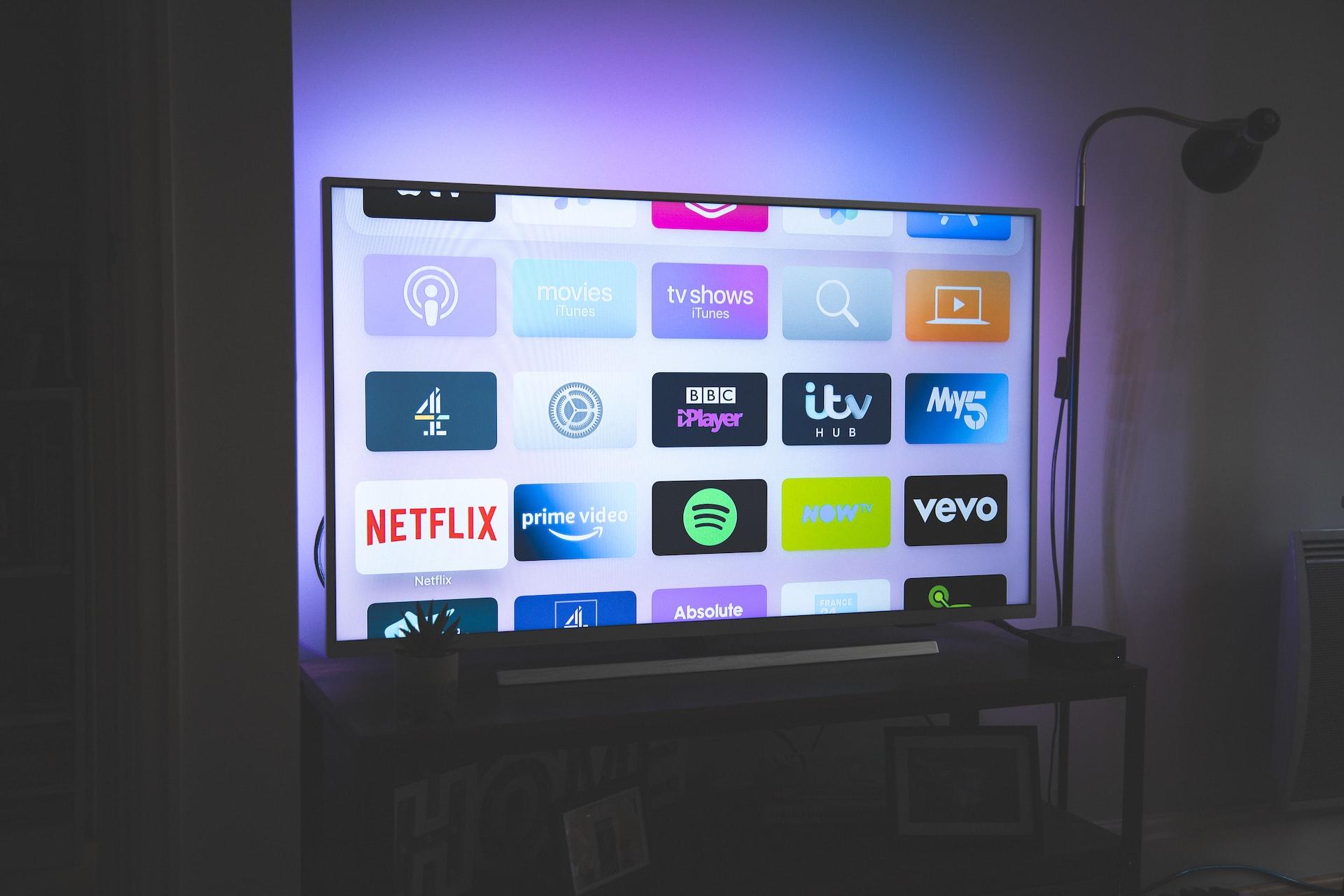 Televisão ligada mostrando vários aplicativos de filmes