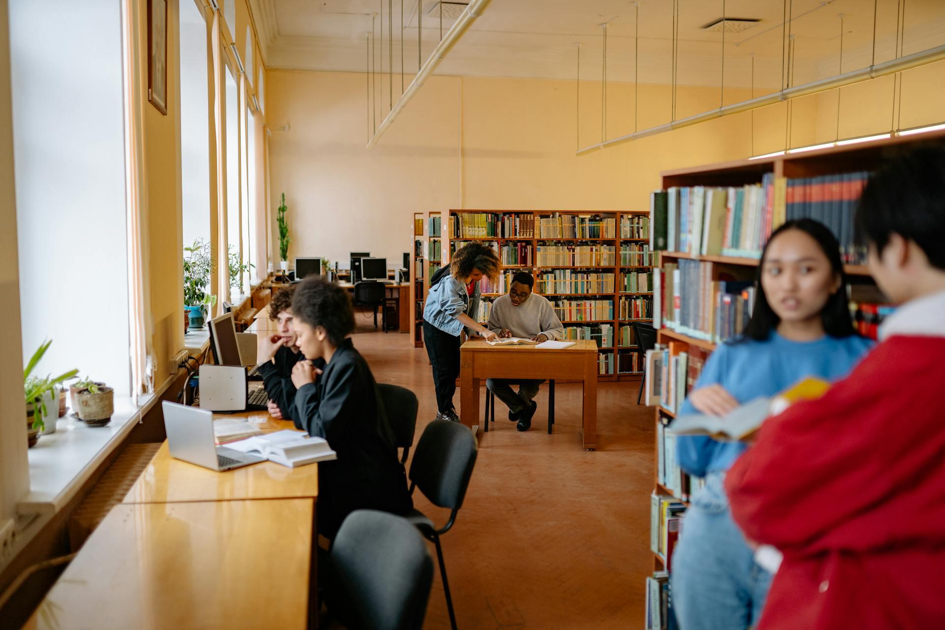 vários alunos numa biblioteca
