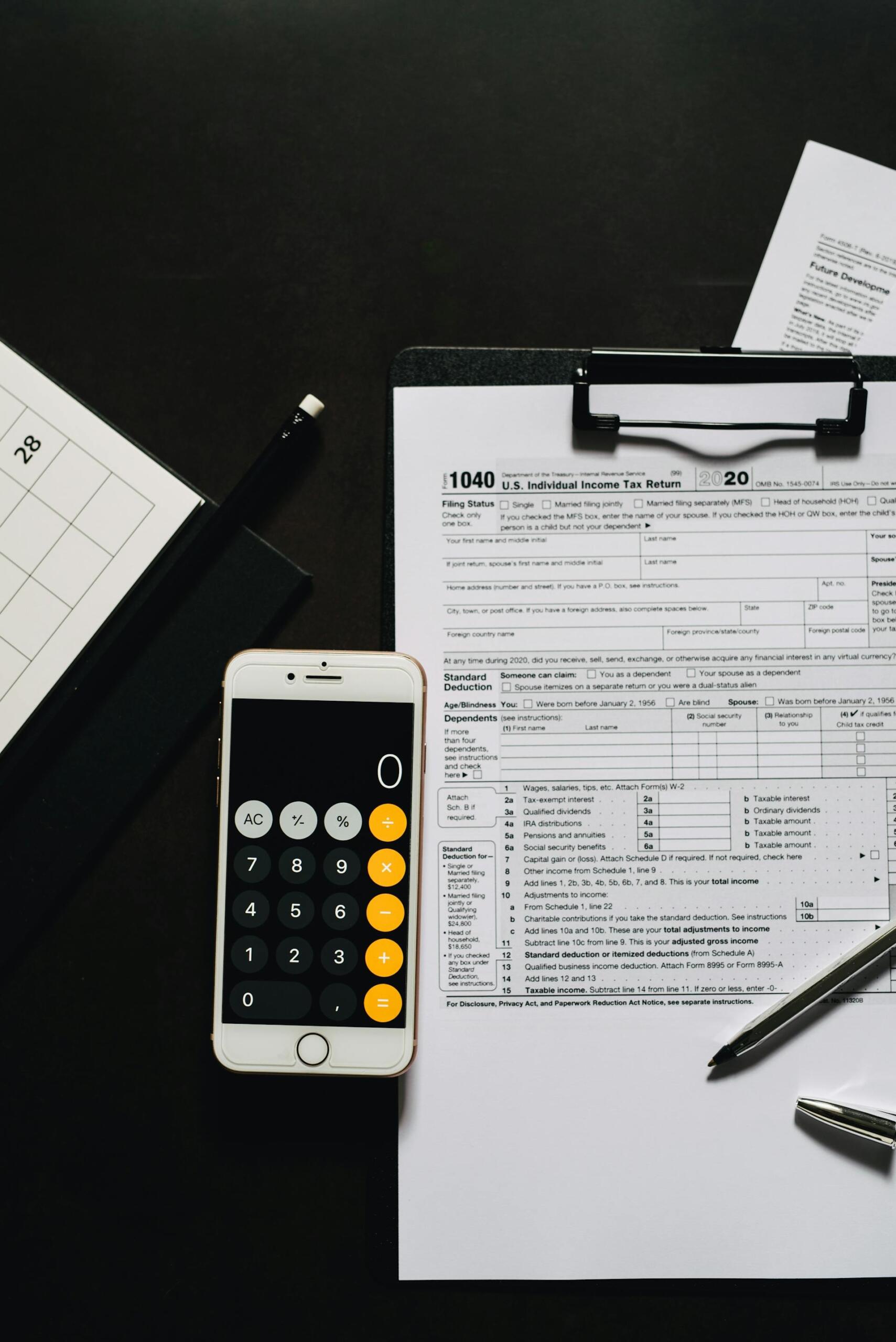 folha de finanças e telemóvel com calculadora