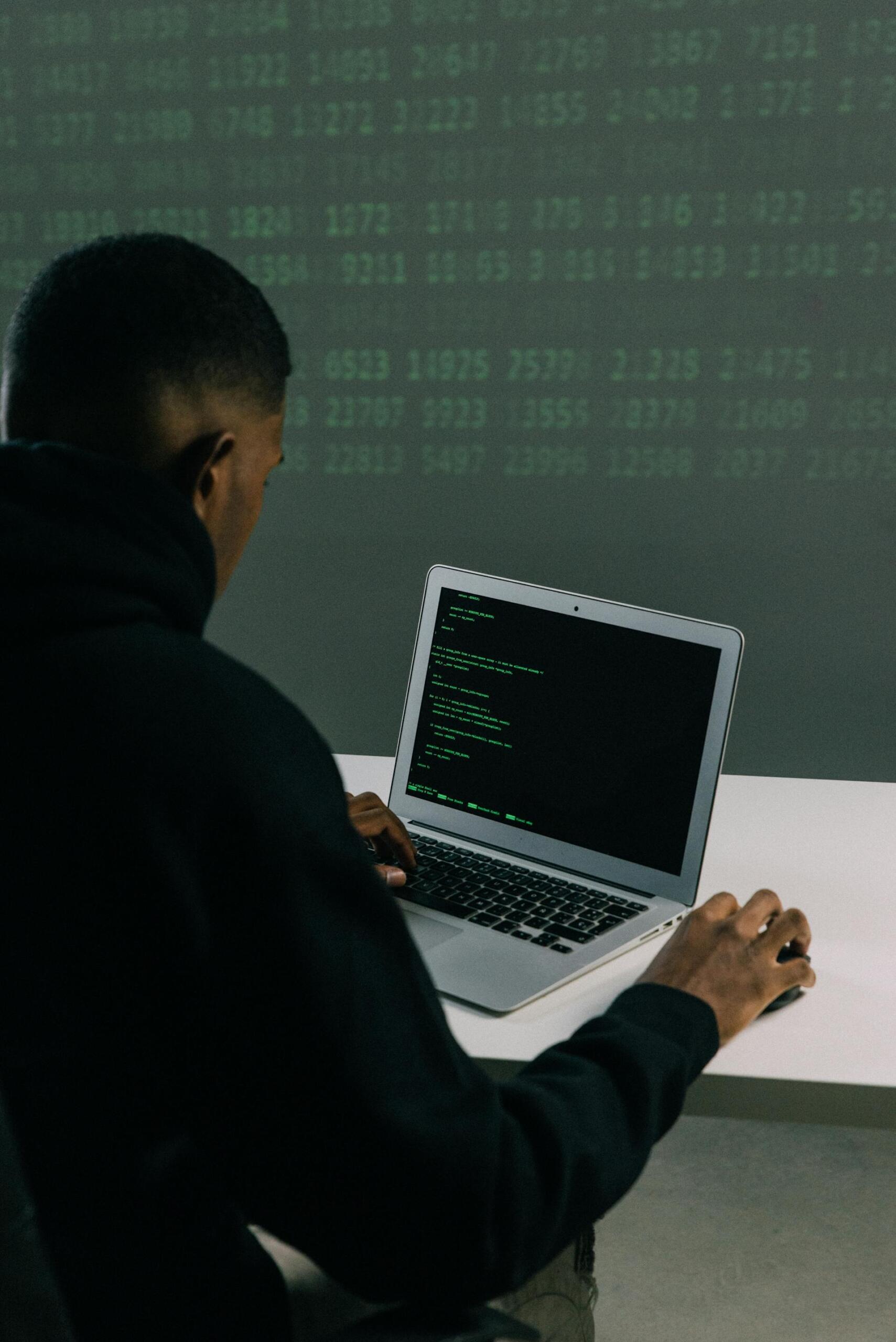 rapaz a escrever código em pc