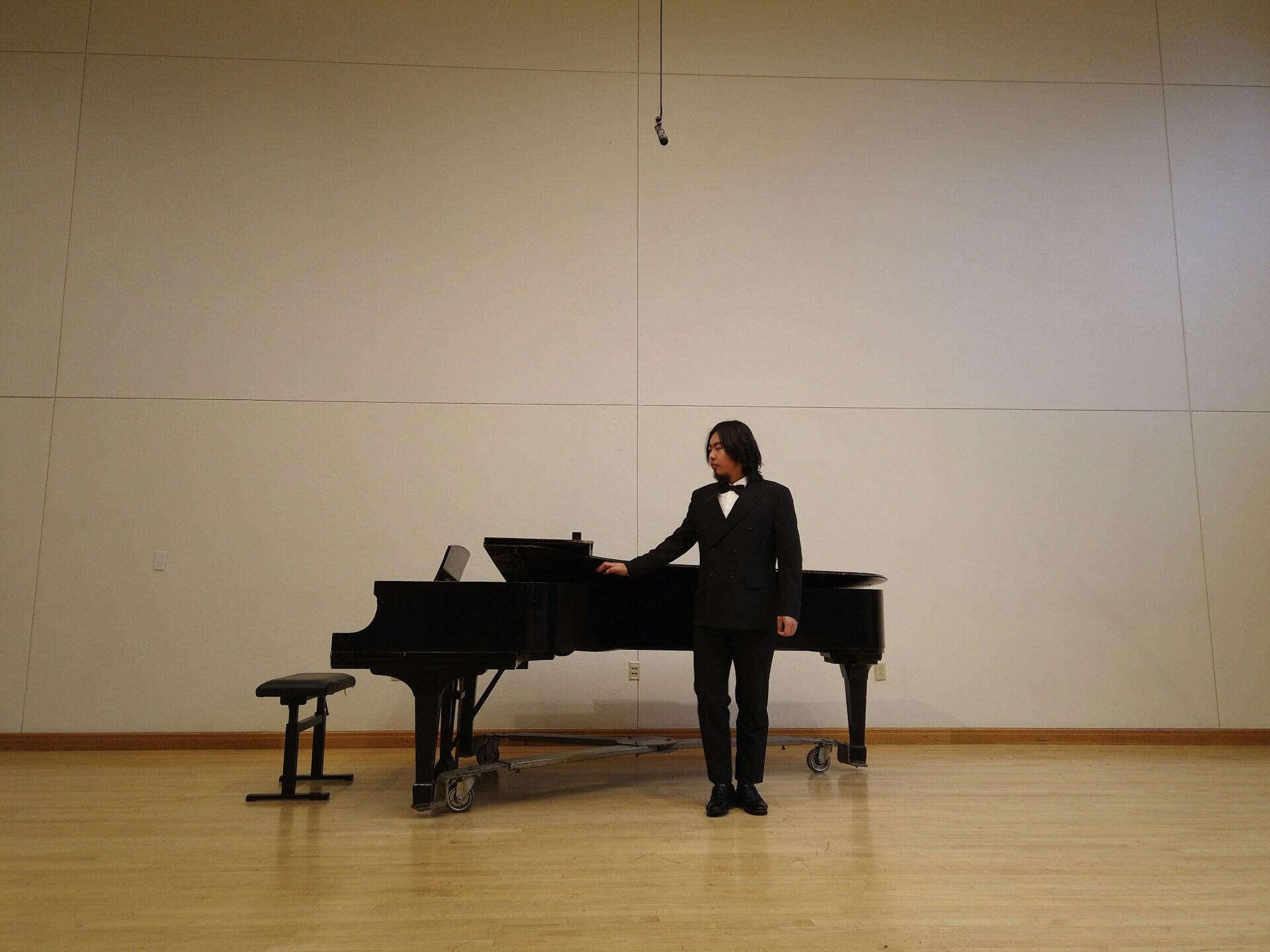 pianista com piano no palco