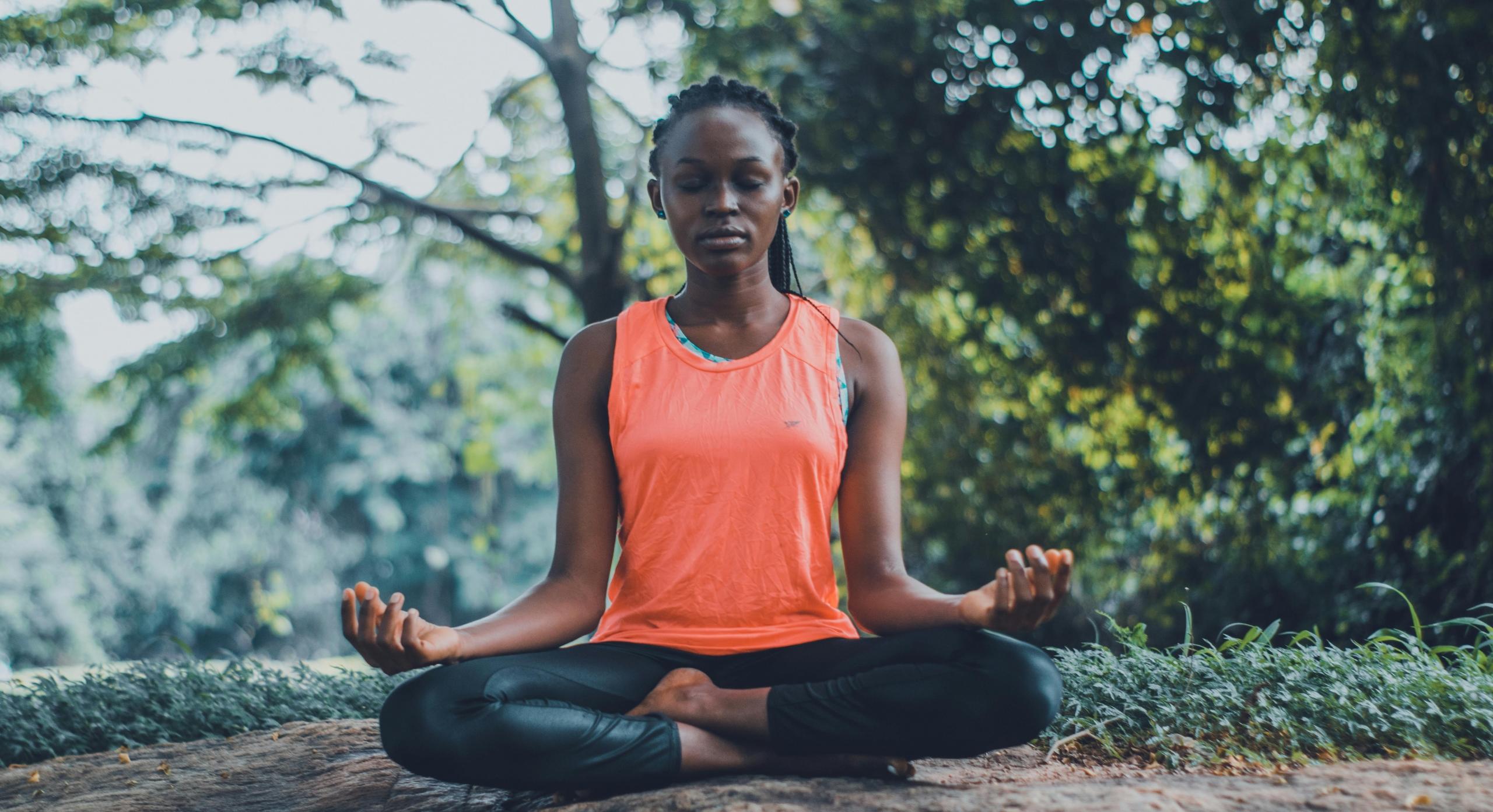 mulher a meditar na natureza