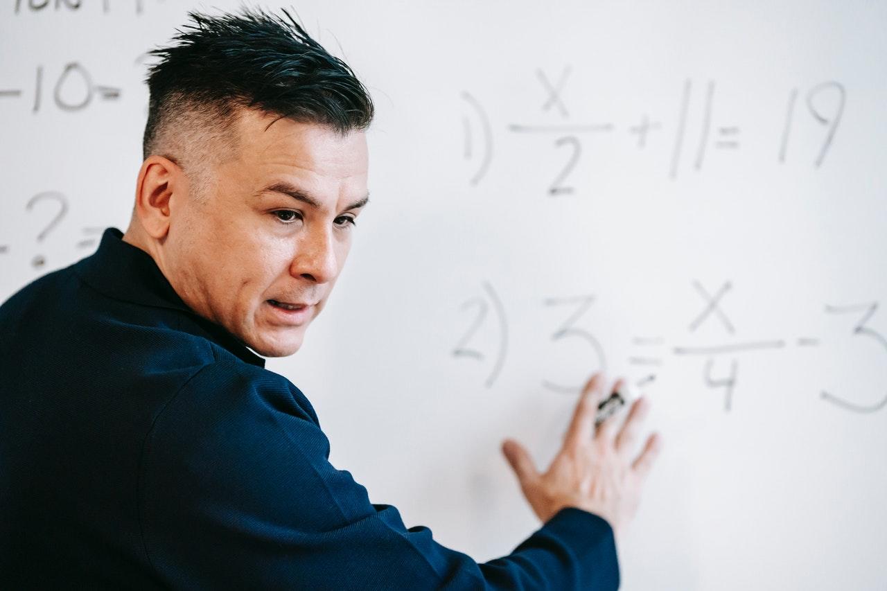 professor a escrever no quadro