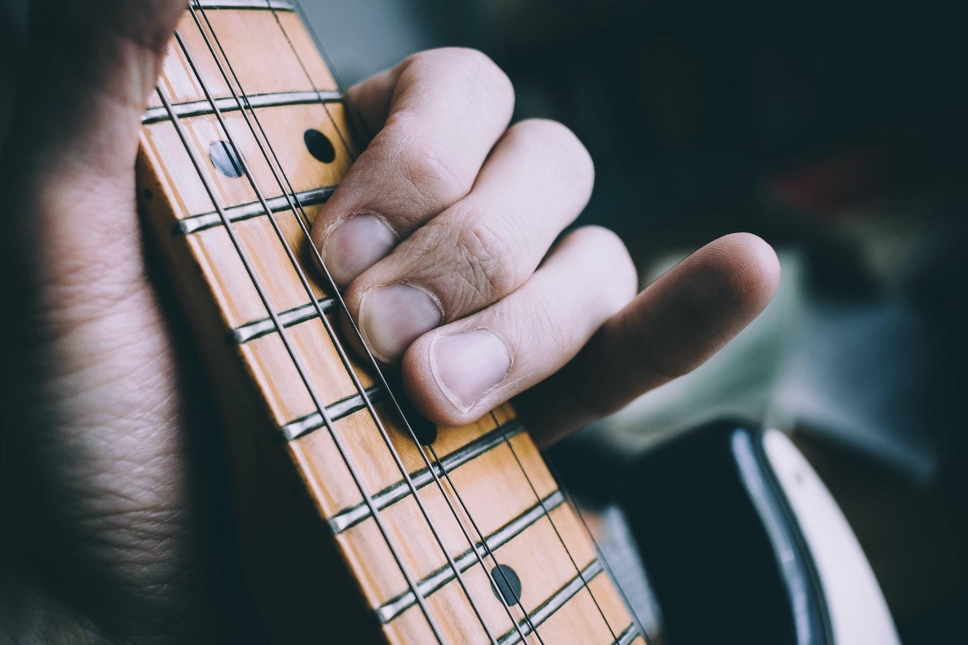 Tocar guitarra exige habilidade das mãos