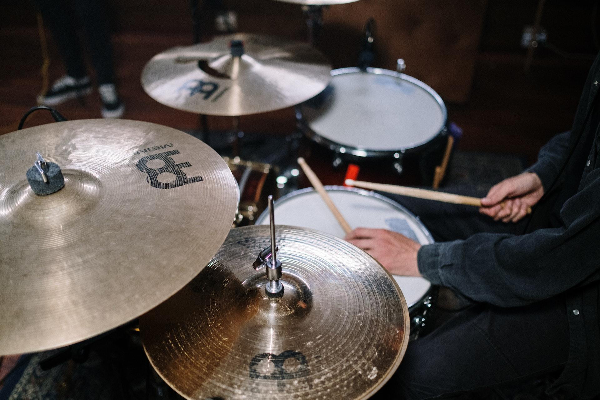 baquetas e pratos de bateria
