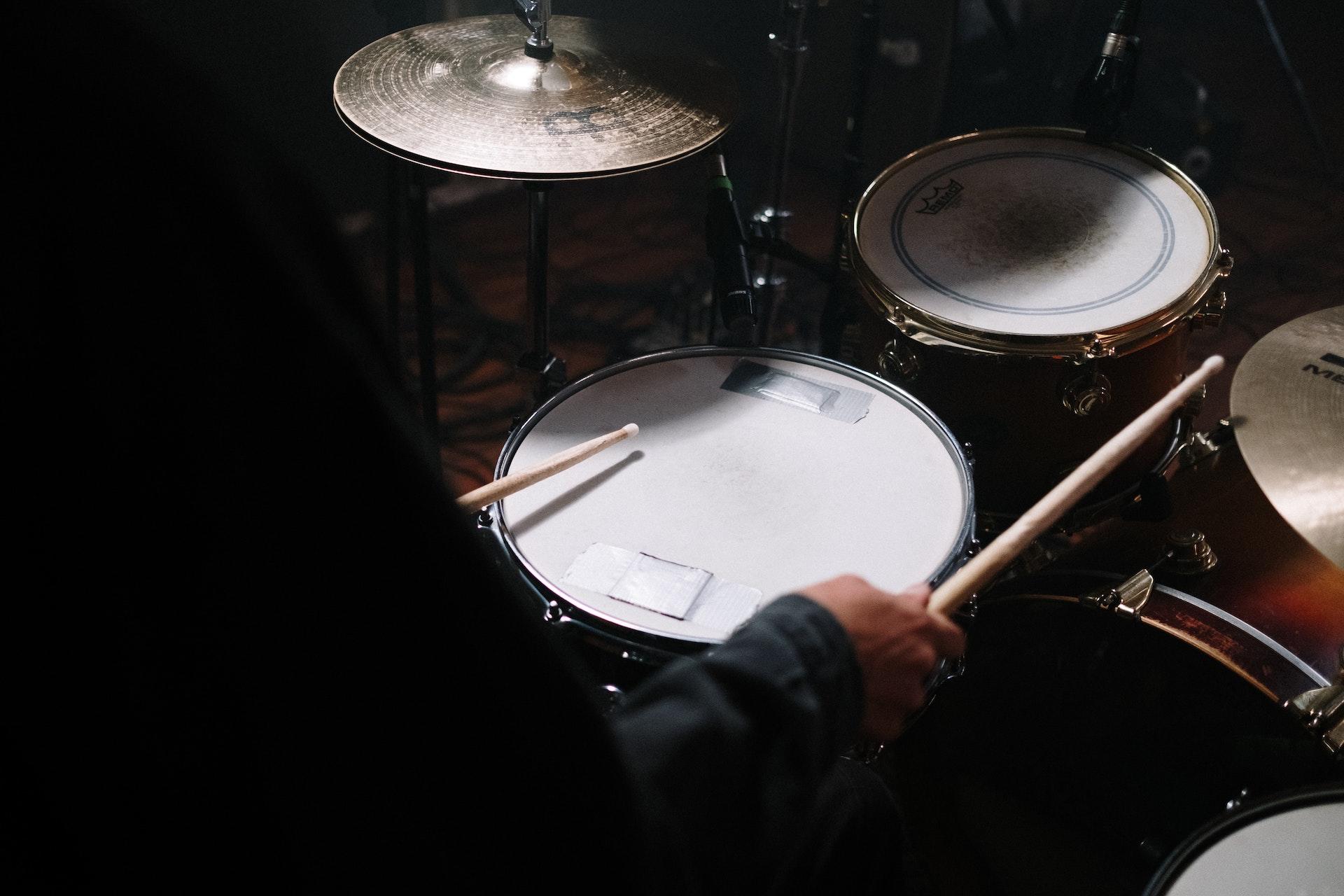 baterista a bater no tambor