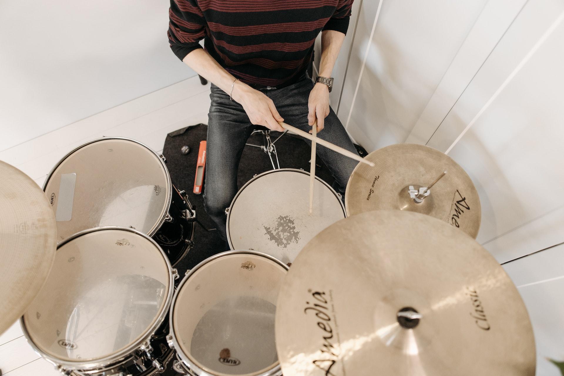 pessoa a tocar bateria