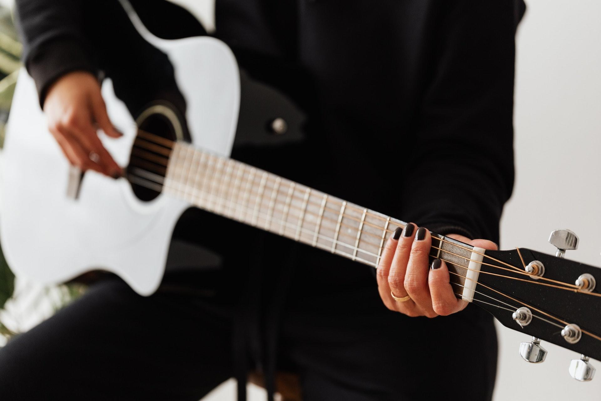 mulher a tocar guitarra classica