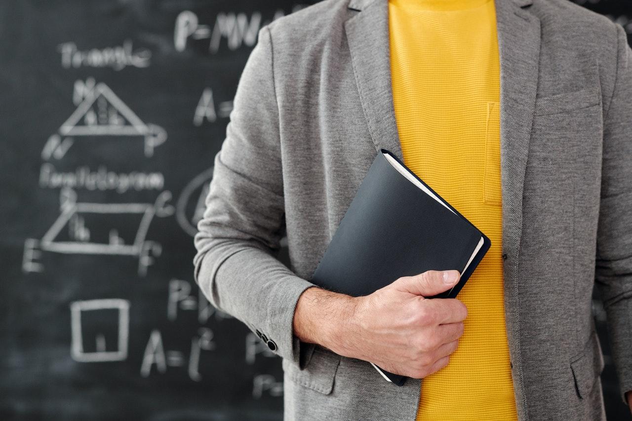 Reúna o material necessário para dar aulas particulares