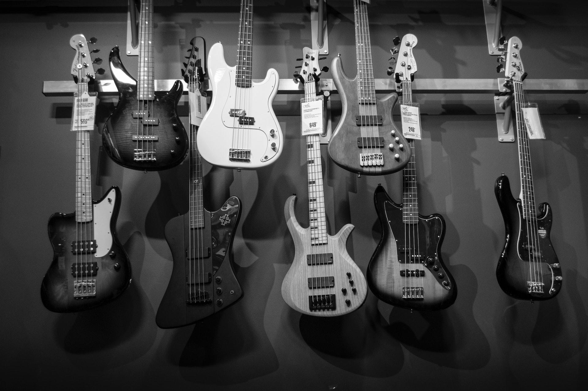 varias guitarras eletricas