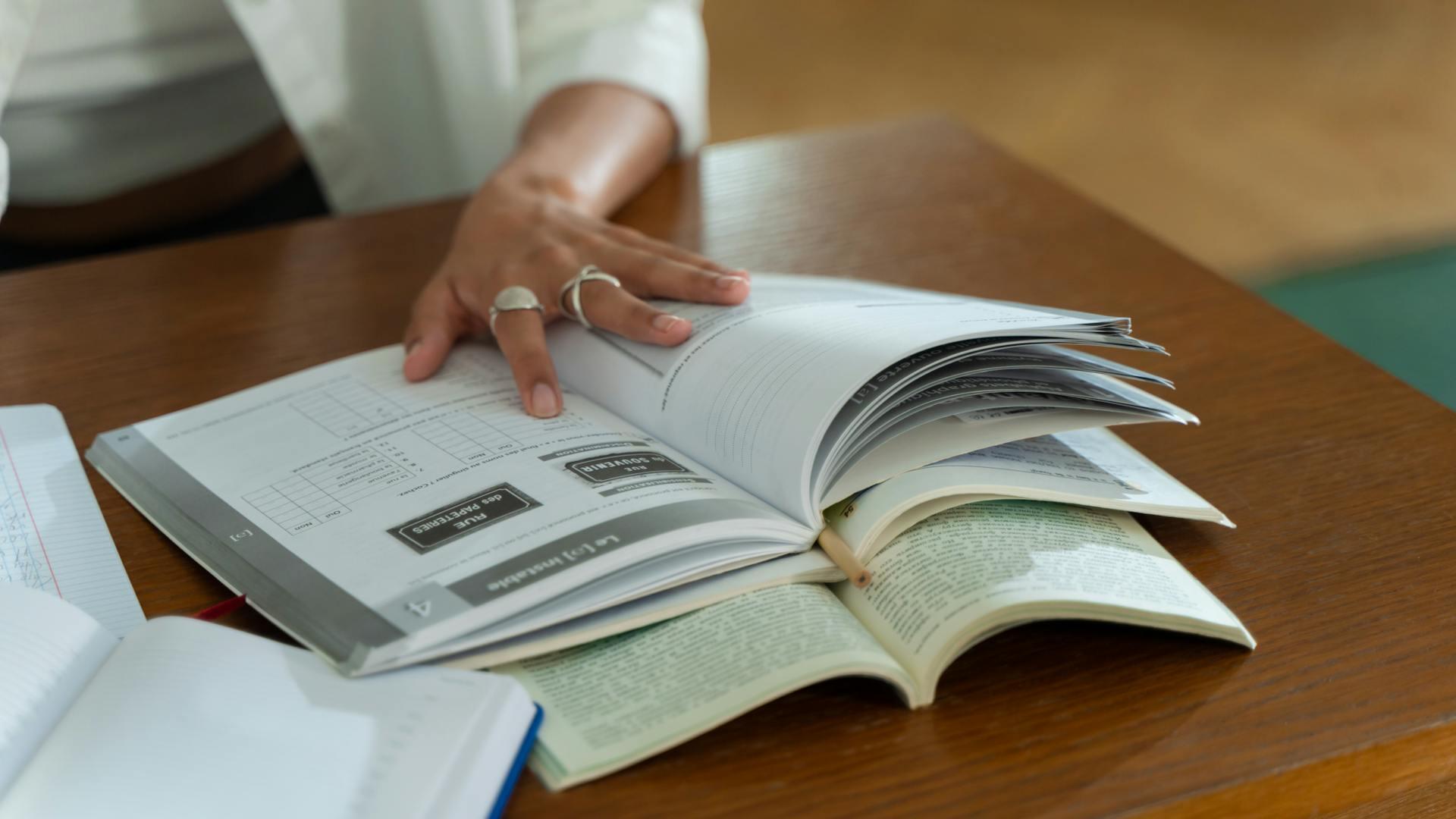 mulher a segurar livro de exercícios aberto