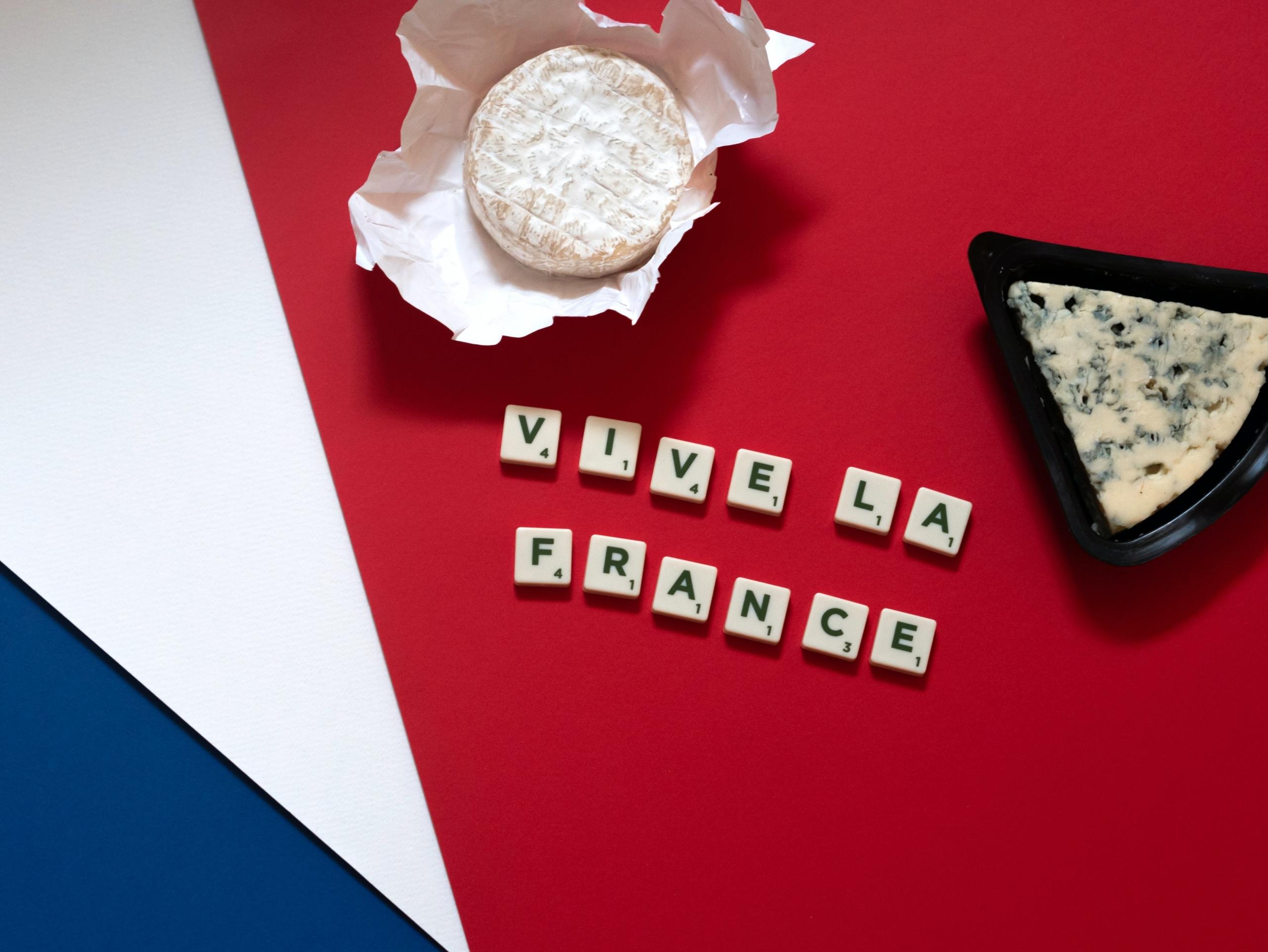 pecas de scrabble na bandeira francesa