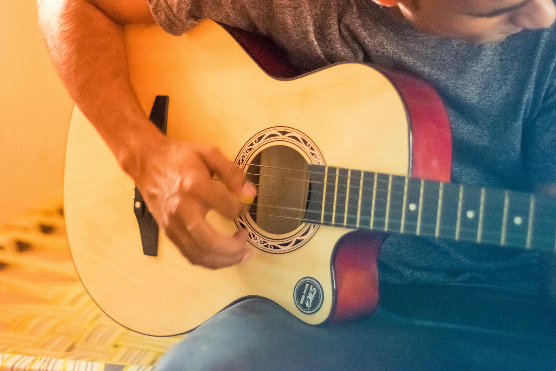 Maneiras para se aprender a tocar violao e guitarra