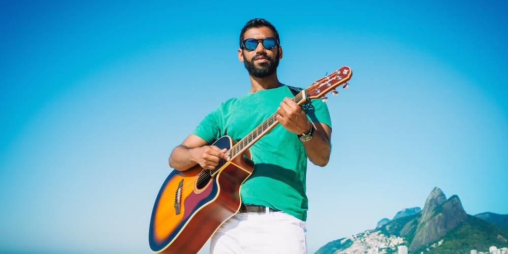 Professor de guitarra está de férias e dá aulas online.