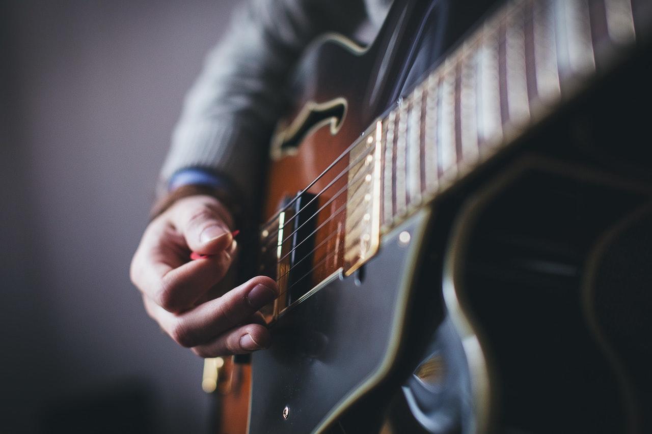 É possível dar aulas de guitarra online
