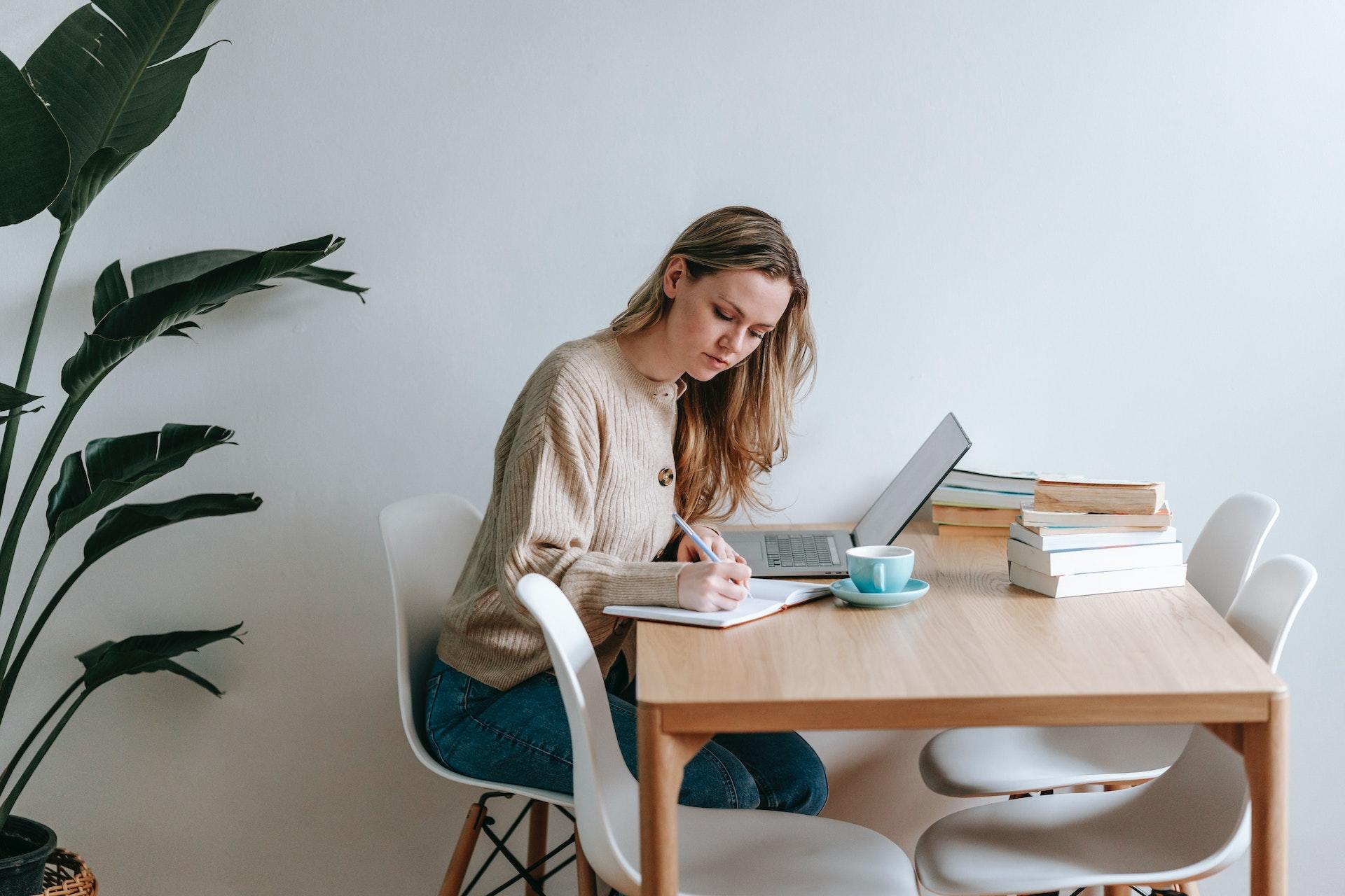 mulher em secretaria com livros