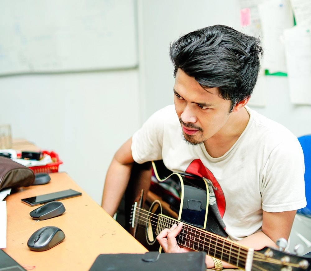 Professor de guitarra tímido dá aulas através da webcam