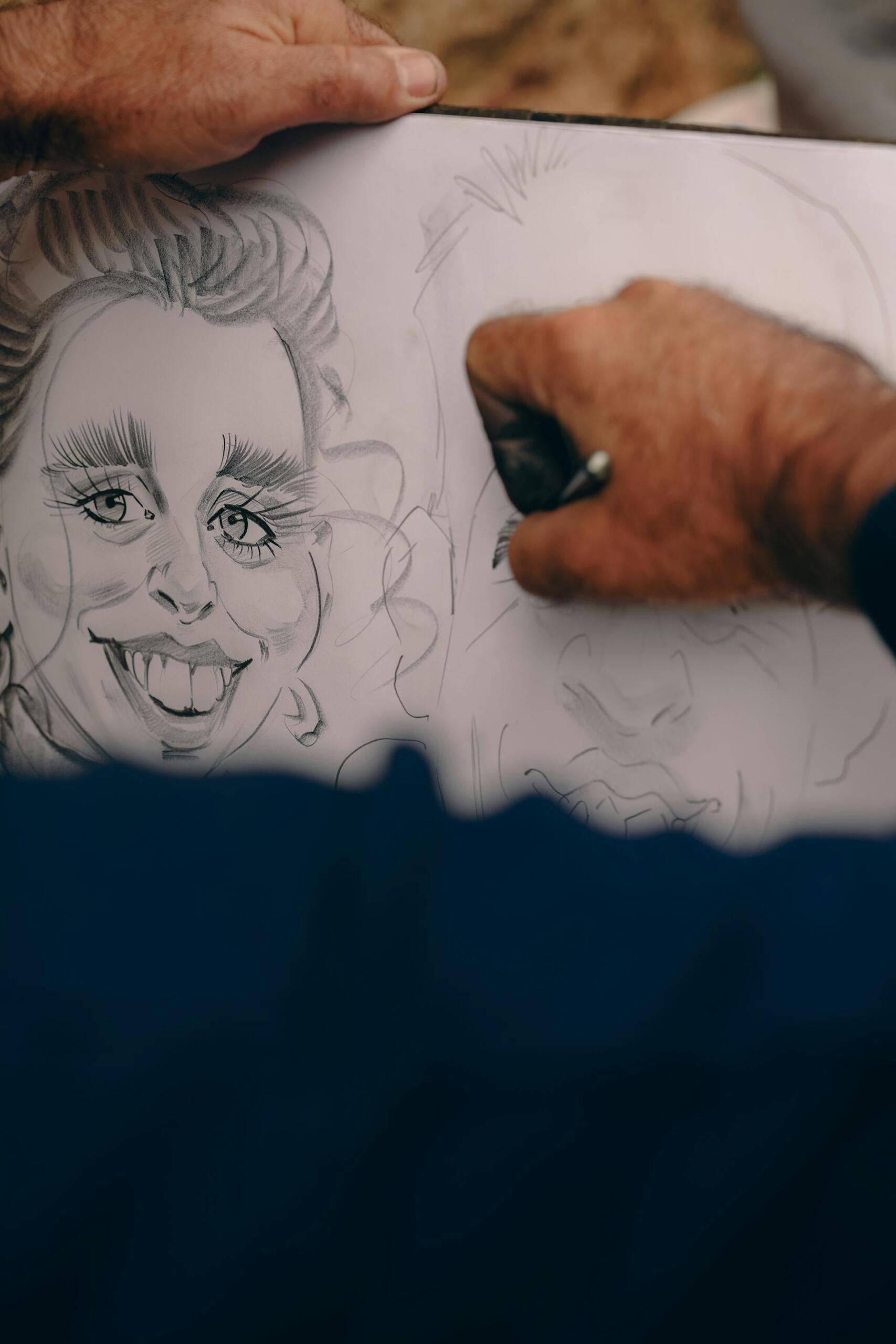 mão a fazer desenho de caricatura