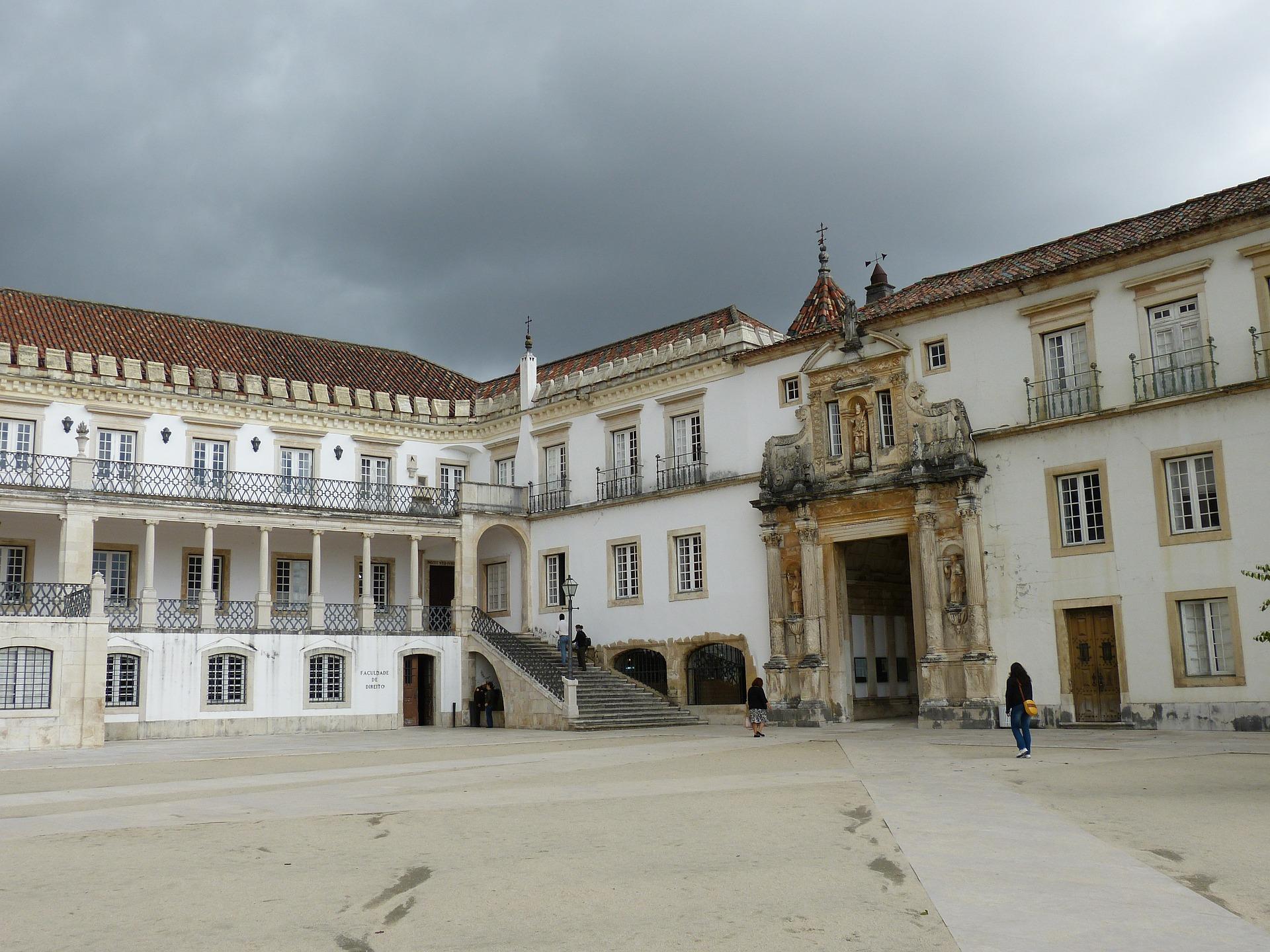 Um fotografia da praça central da reitoria da universidade de Coimbra.
