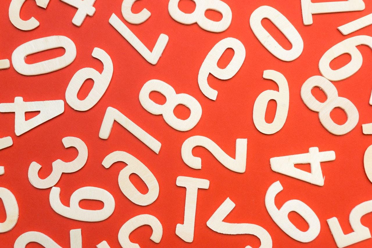 numeros em fundo vermelho