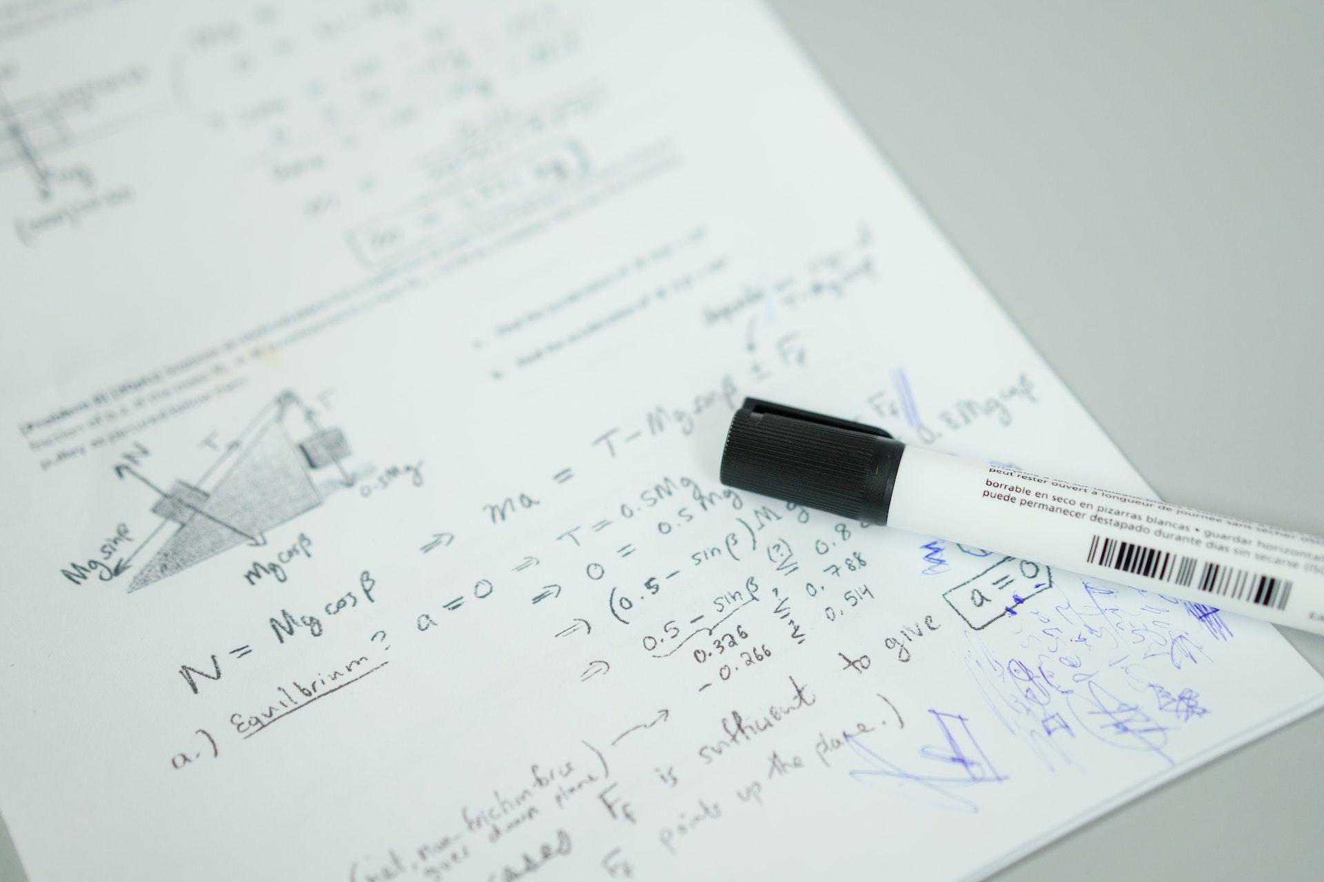 caneta e folha com contas
